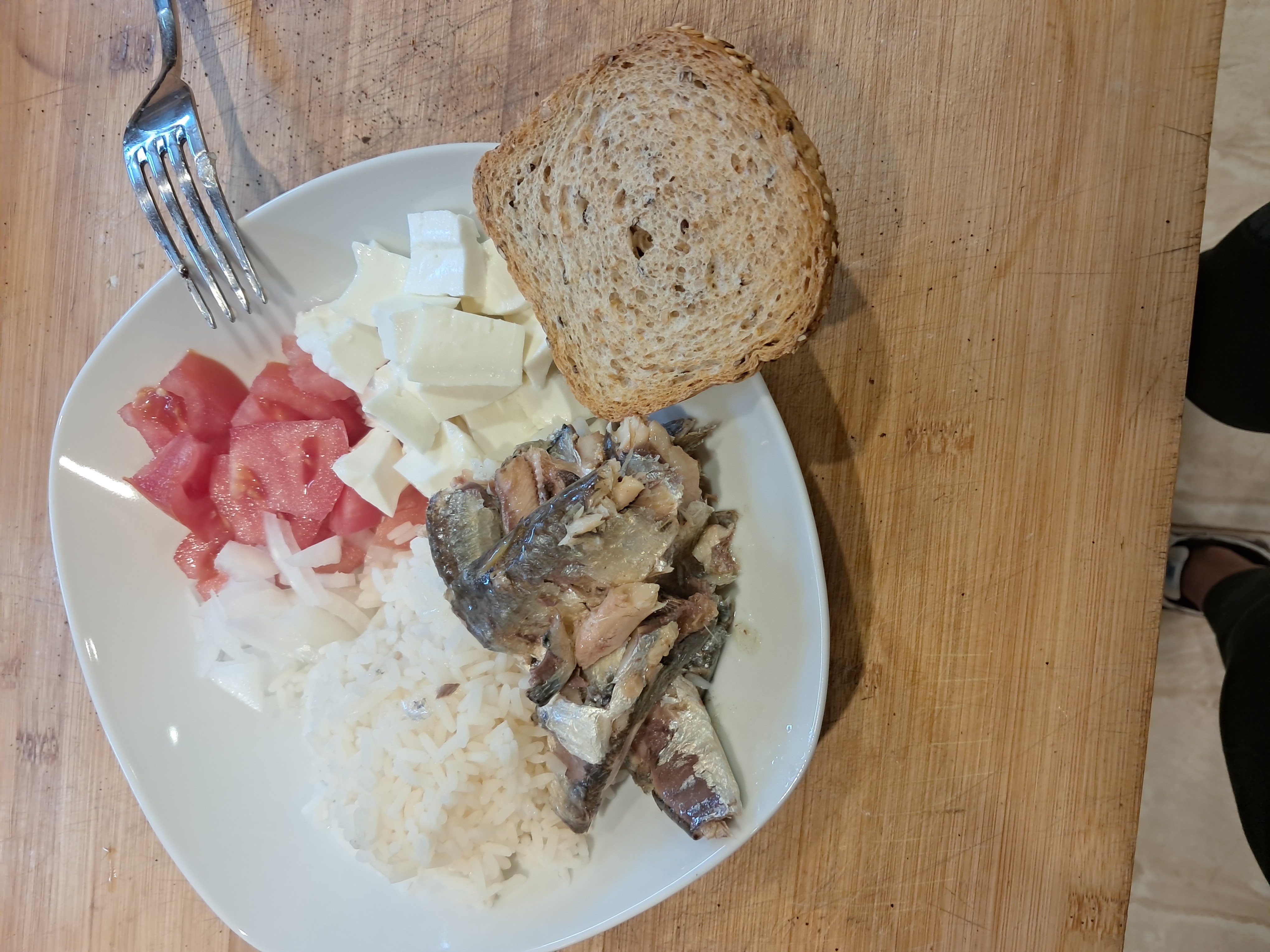 Plato con sardinas y arroz