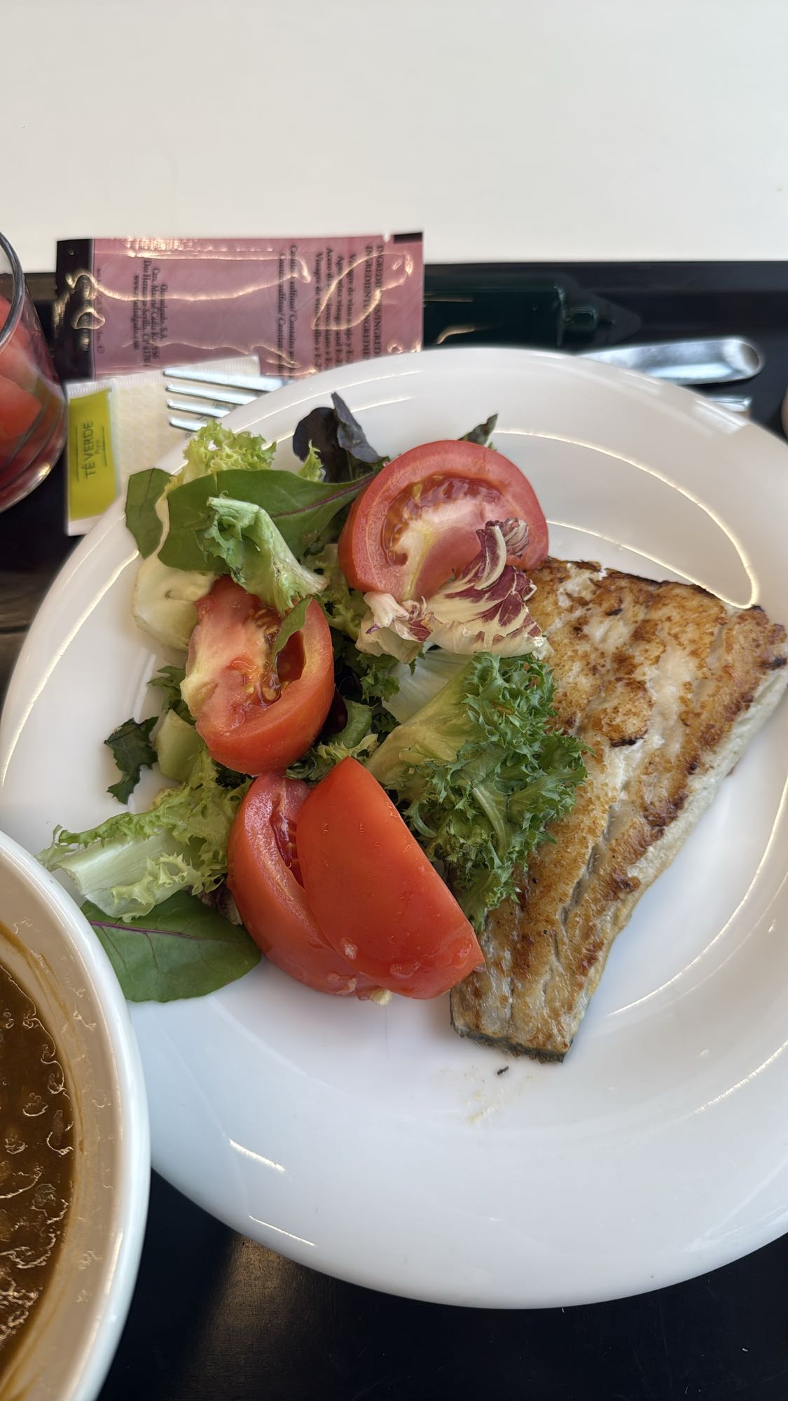 Pescado a la plancha con ensalada