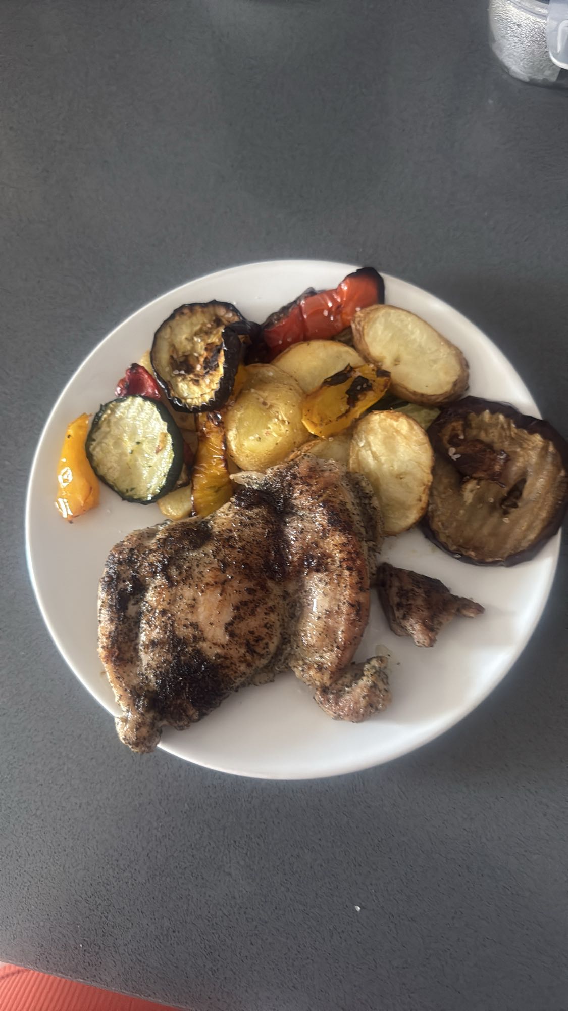 Pollo con verduras asadas