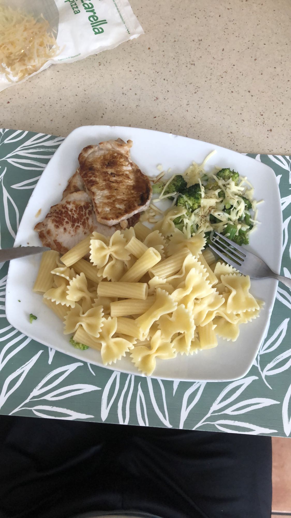 Chicken pasta with broccoli