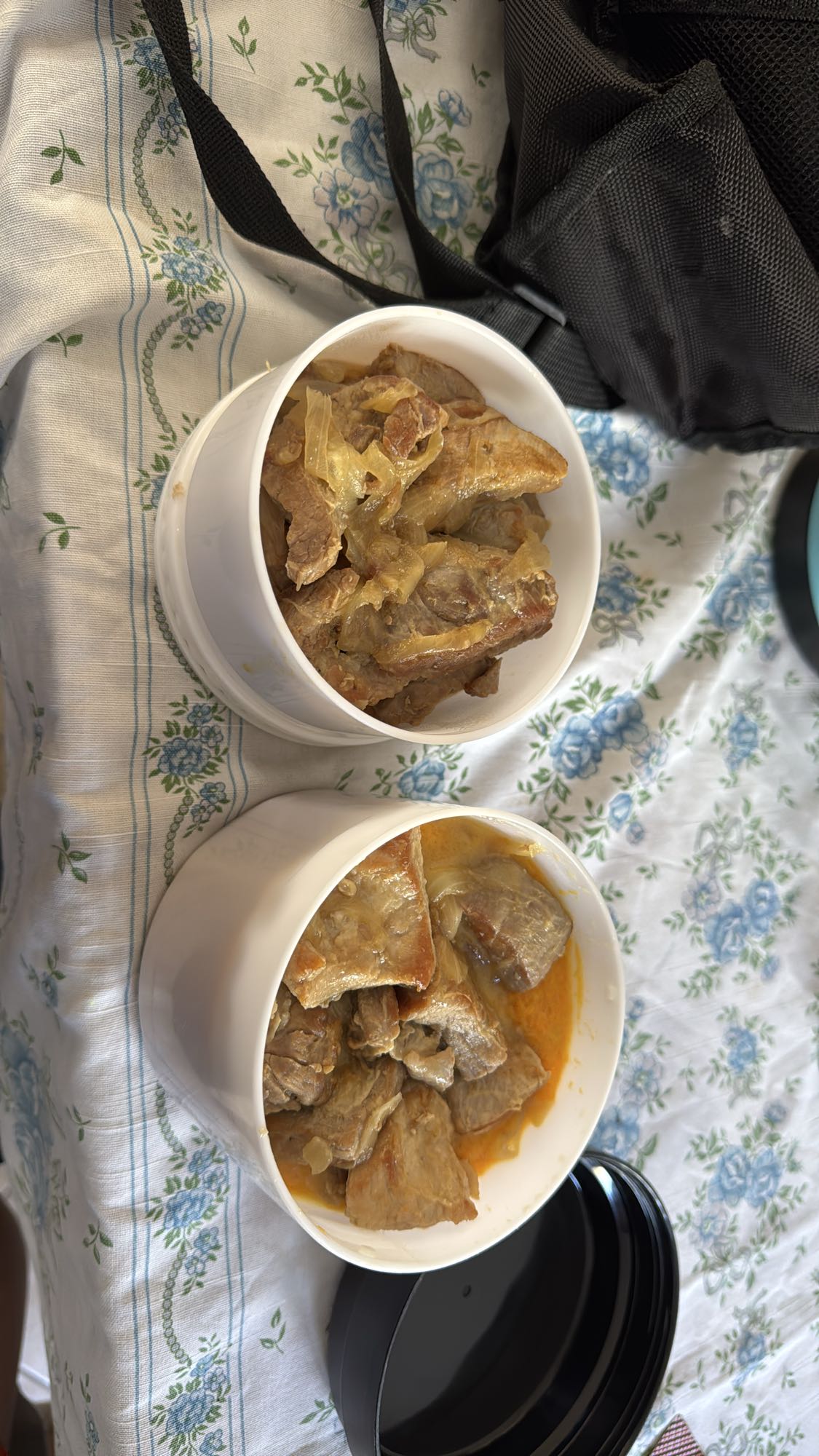 Carne guisada con cebolla y puré de calabaza