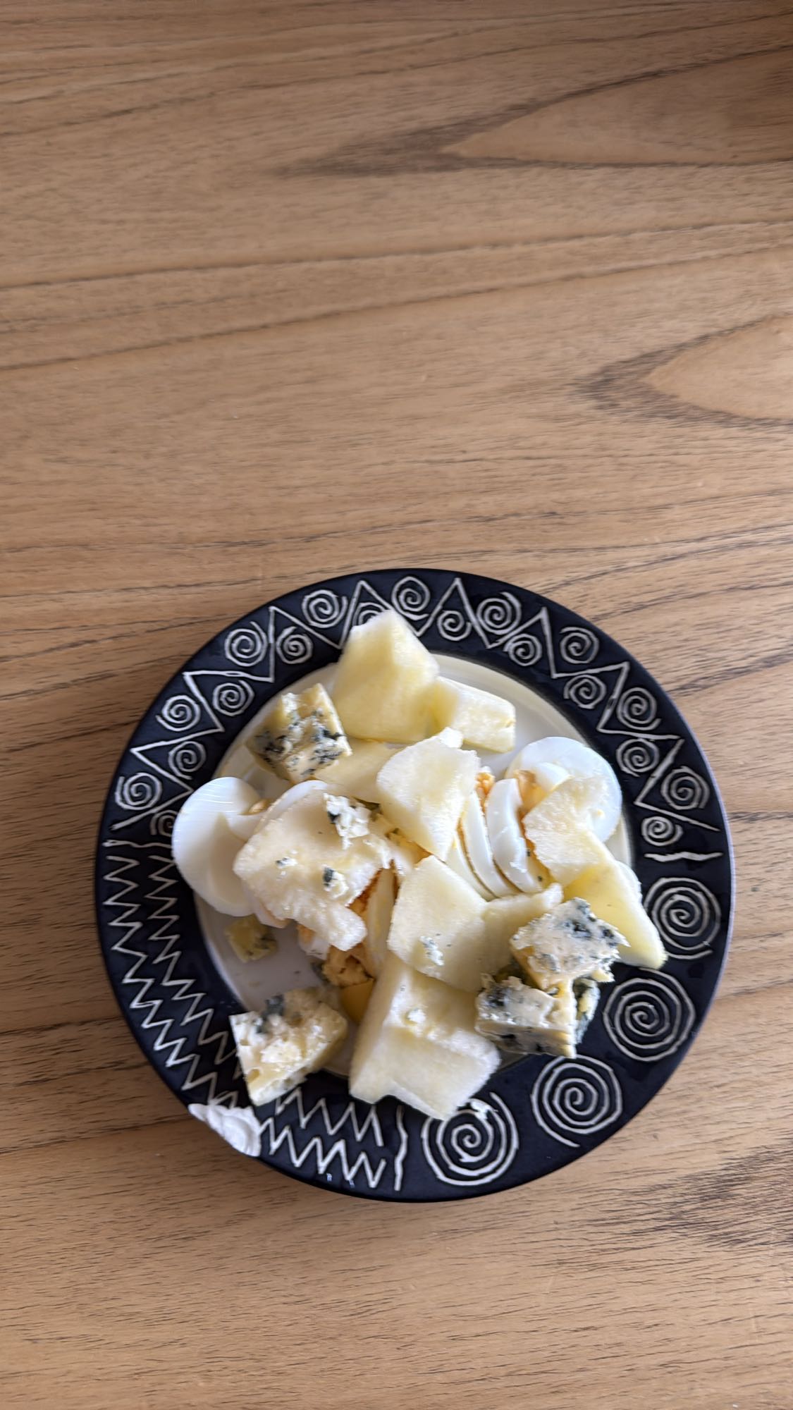 Ensalada de huevo, manzana y queso azul