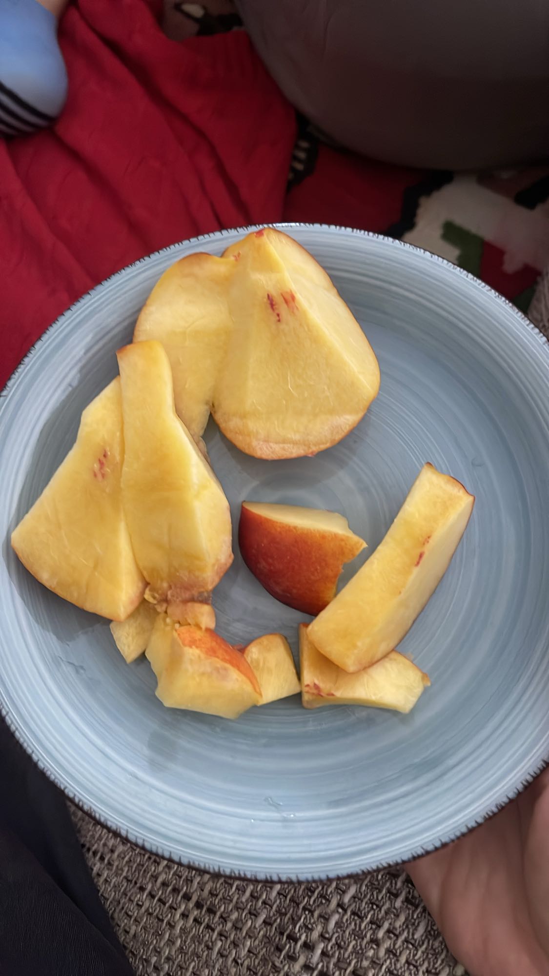 Нарезанный персик