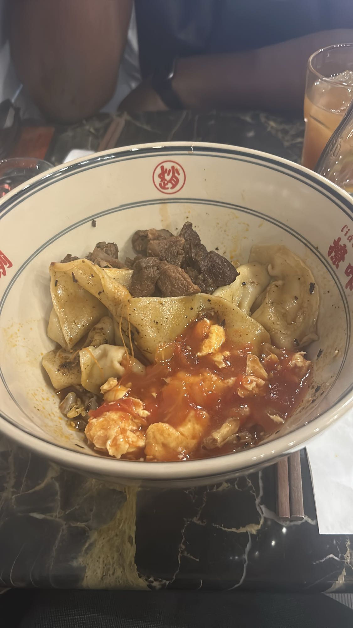 Nouilles, bœuf et œufs sauce