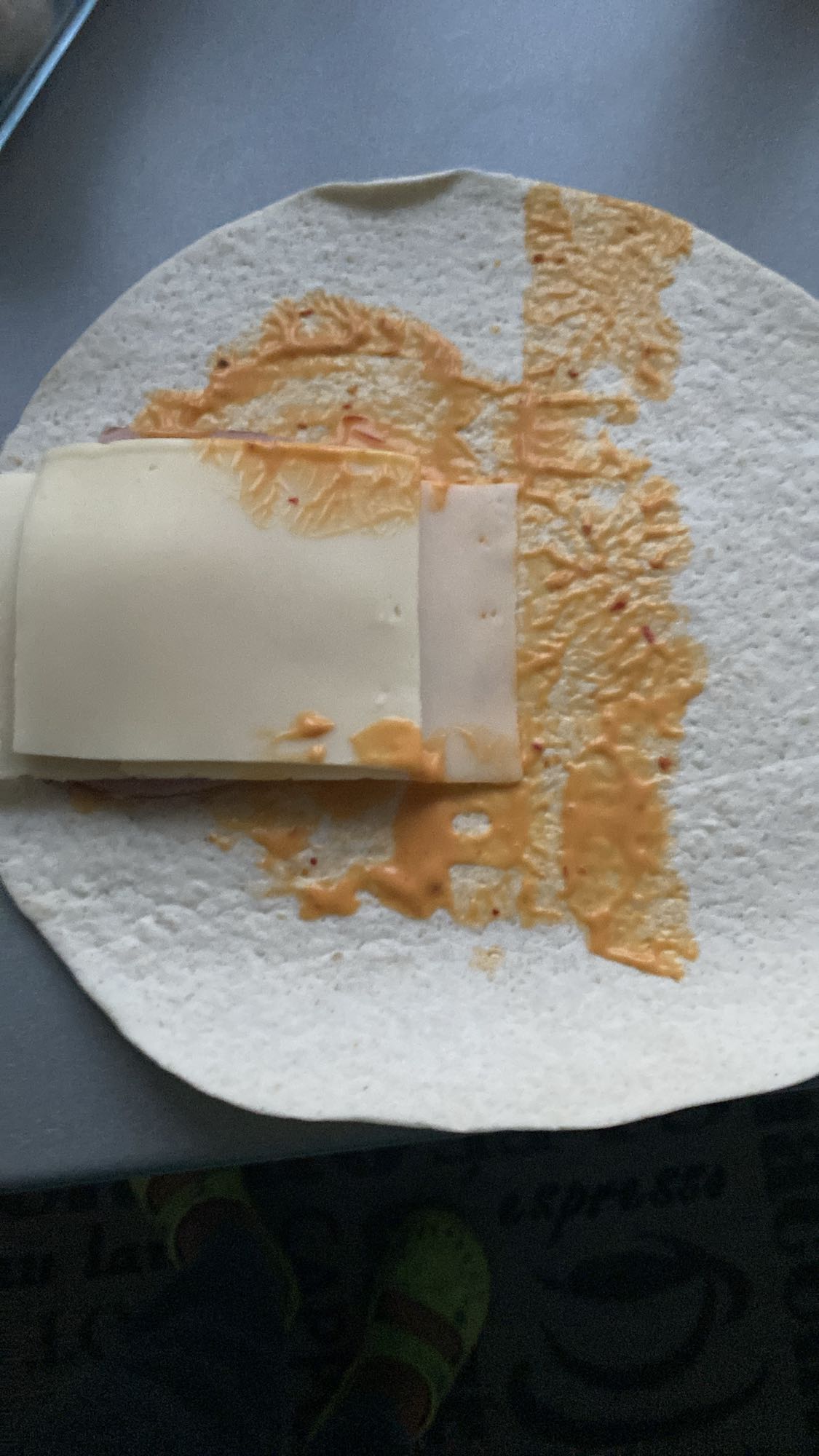 Tortilla z serem i sosem