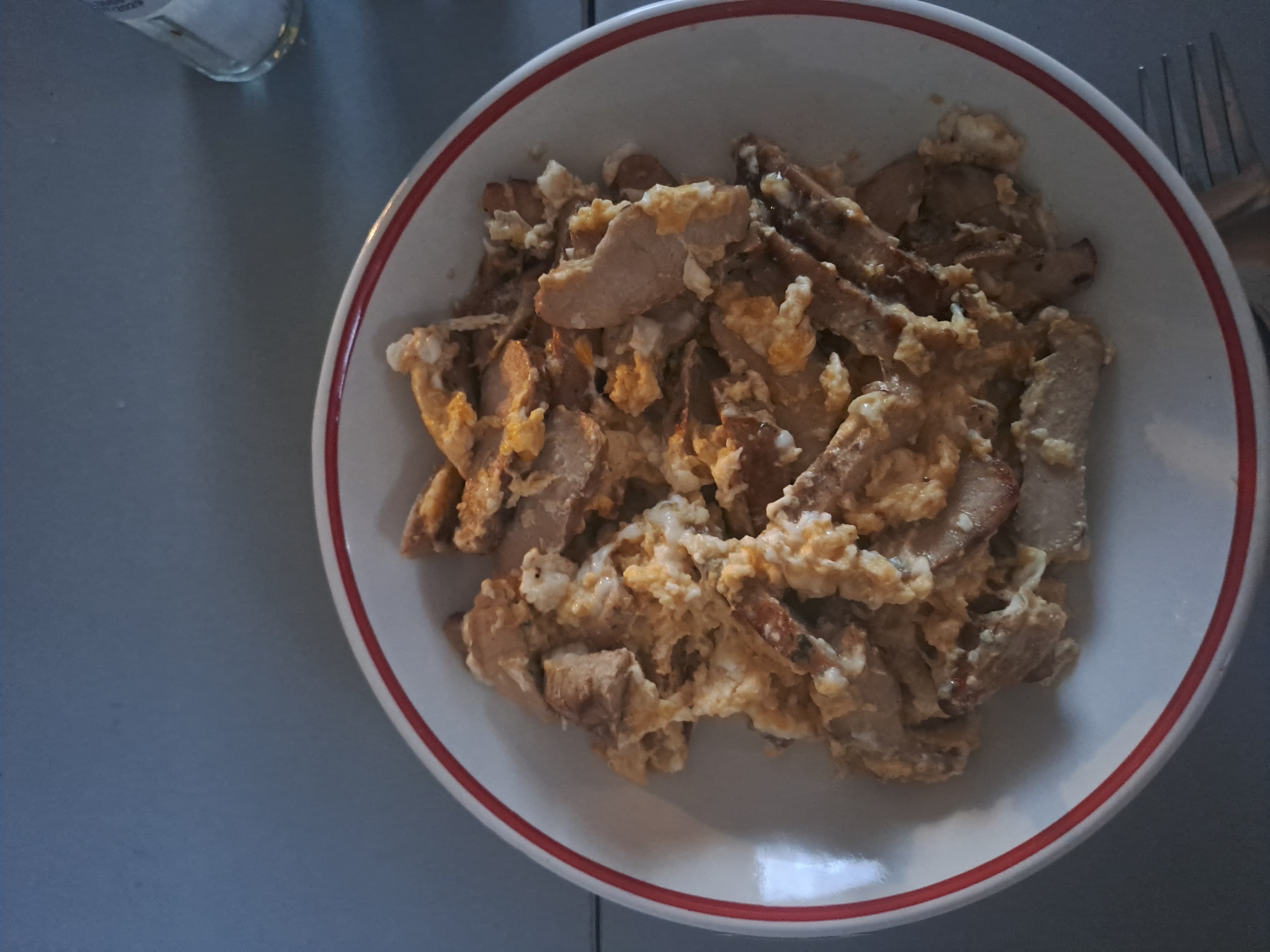 Rührei mit Hähnchenbruststreifen