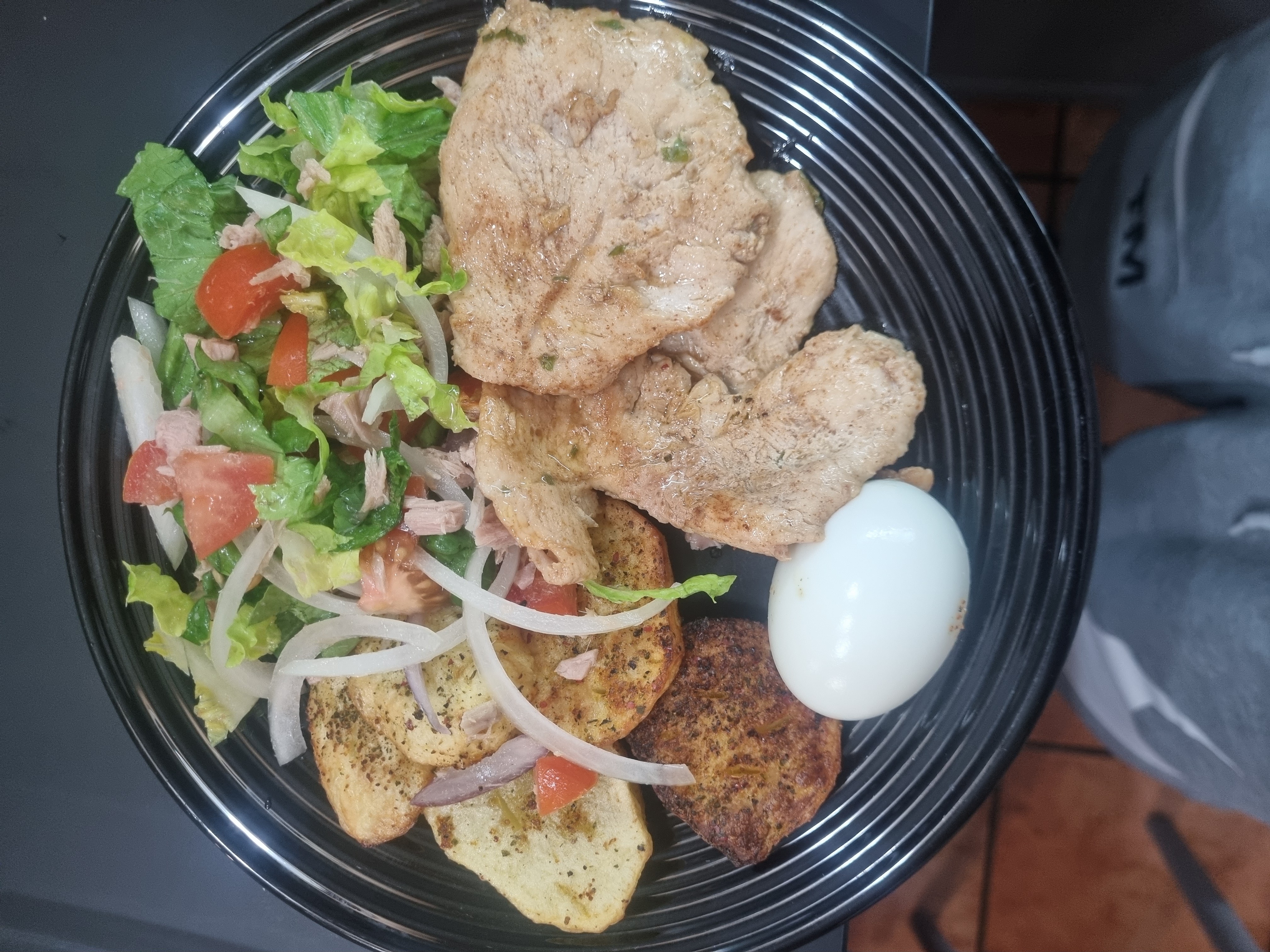 Pollo con ensalada y huevo