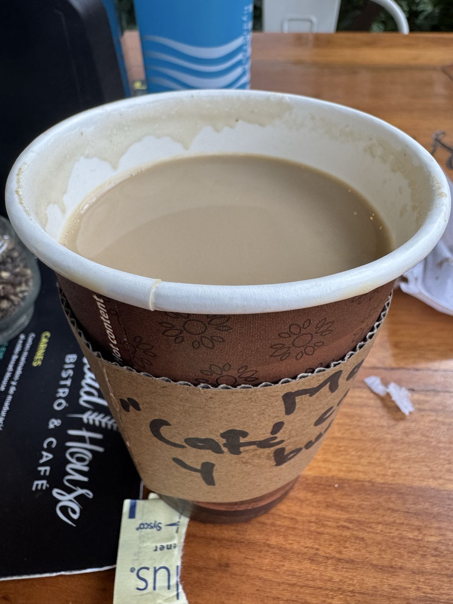 Café con leche descremada y sustituto de azúcar