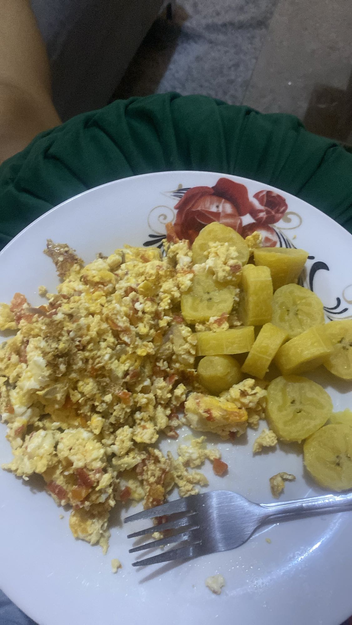 Huevos revueltos y plátano
