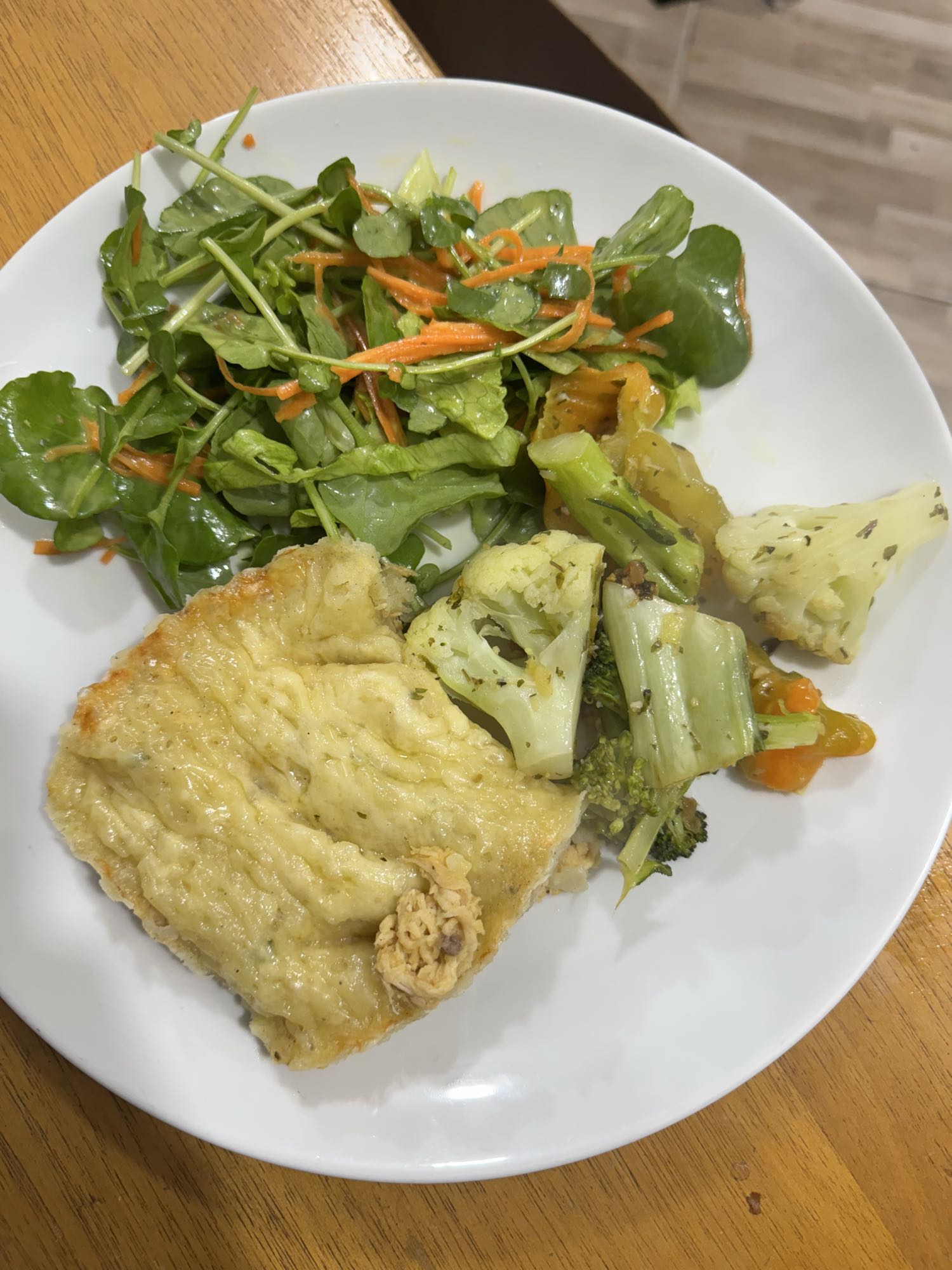 Peixe assado com salada