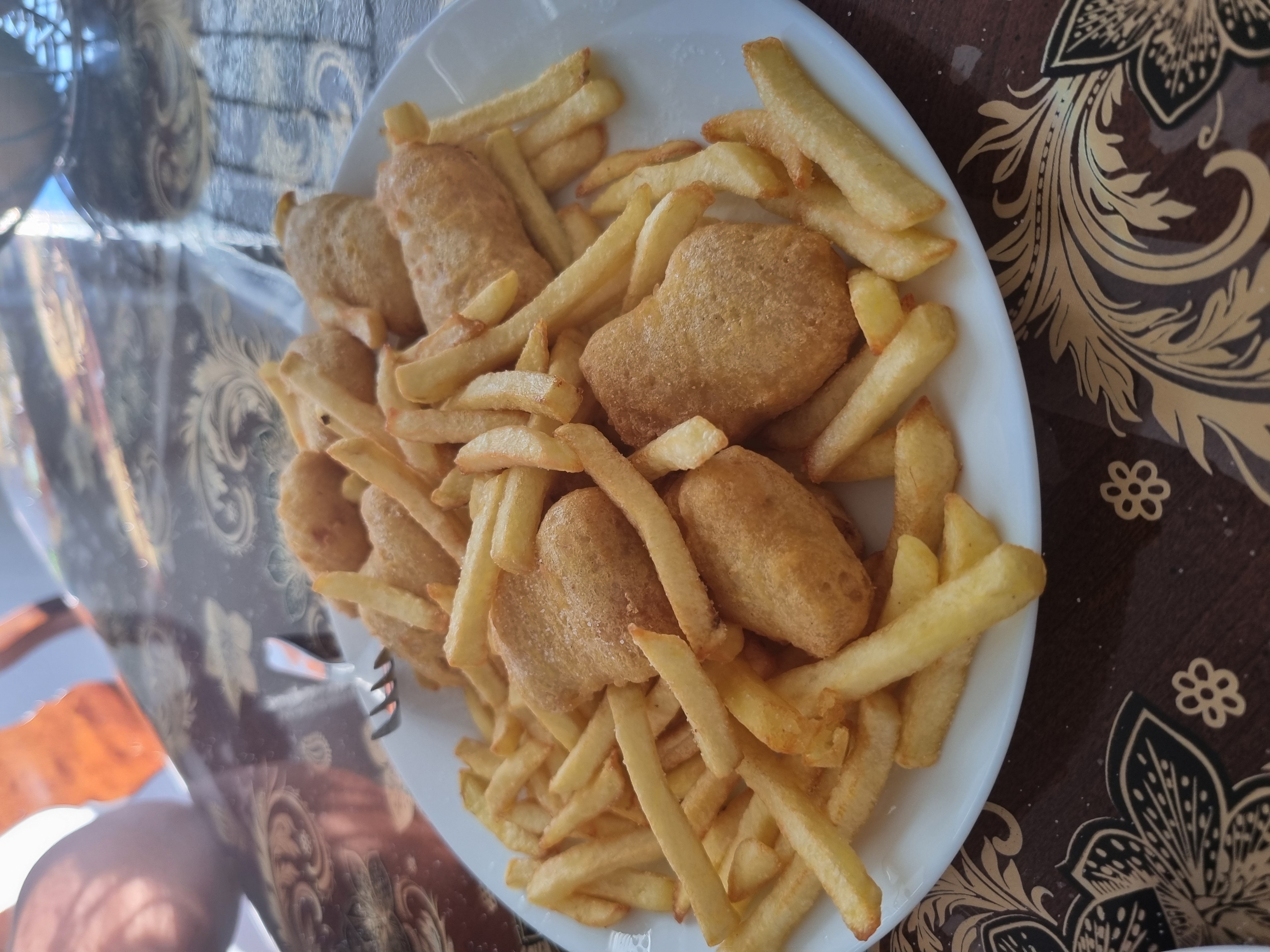 Kycklingnuggets med pommes