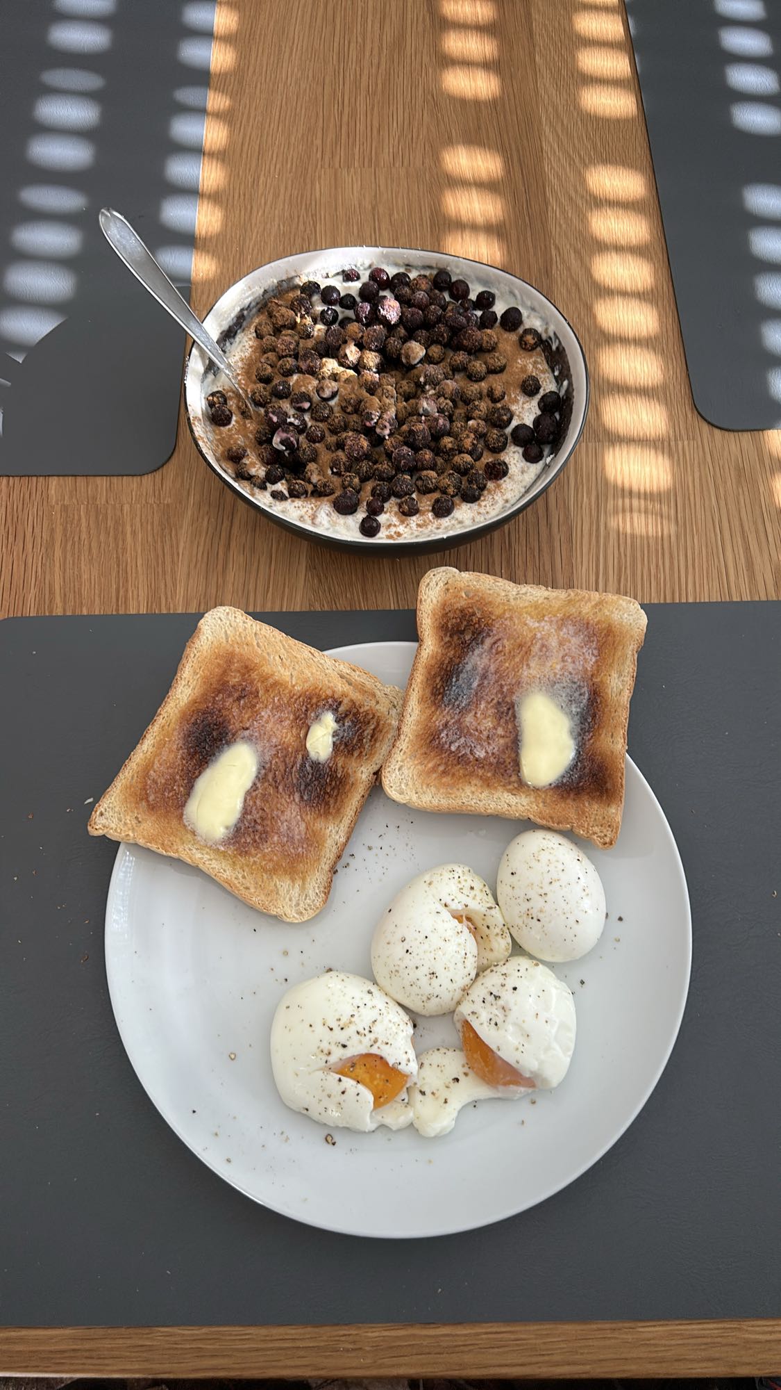 Ontbijt met toast en eieren