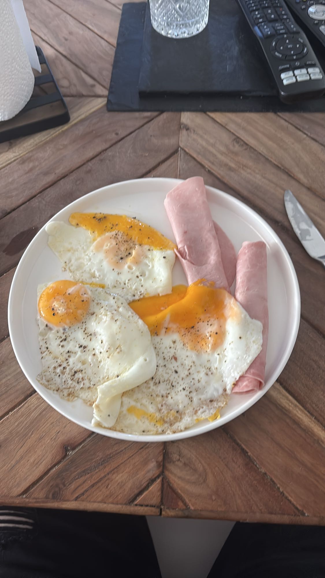 Oeufs au plat et jambon blanc