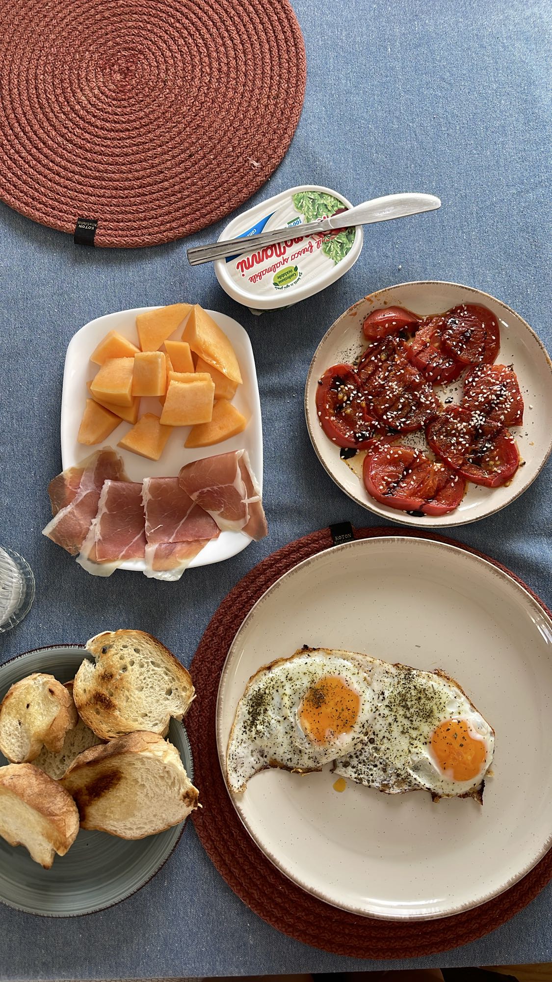 Завтрак с яйцами и прошутто