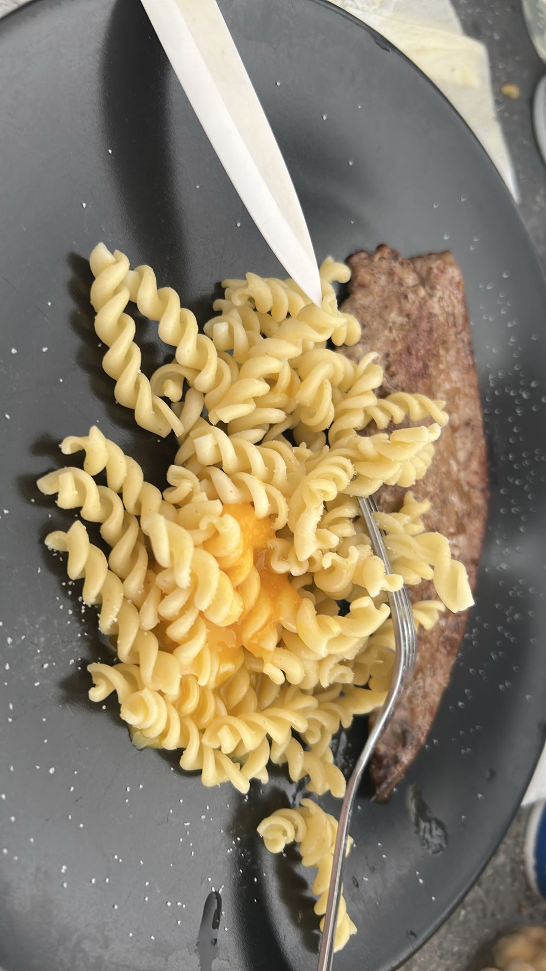 Pâtes, foie de veau et jaune d’œuf cru