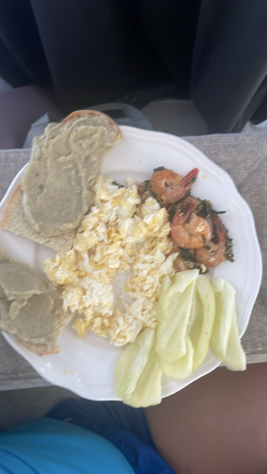 Mic dejun cu ouă și creveți