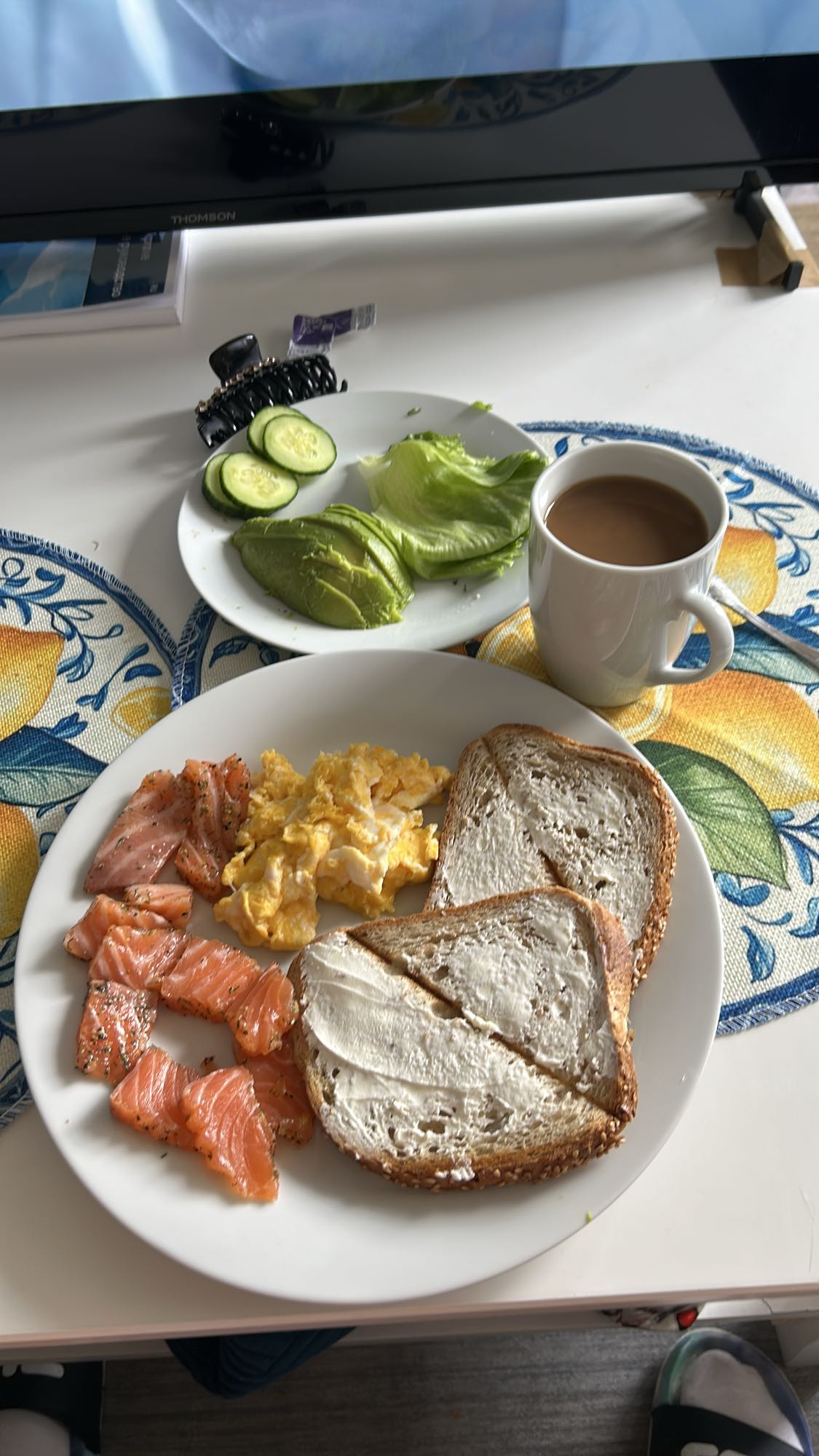 Завтрак с лососем и тостами