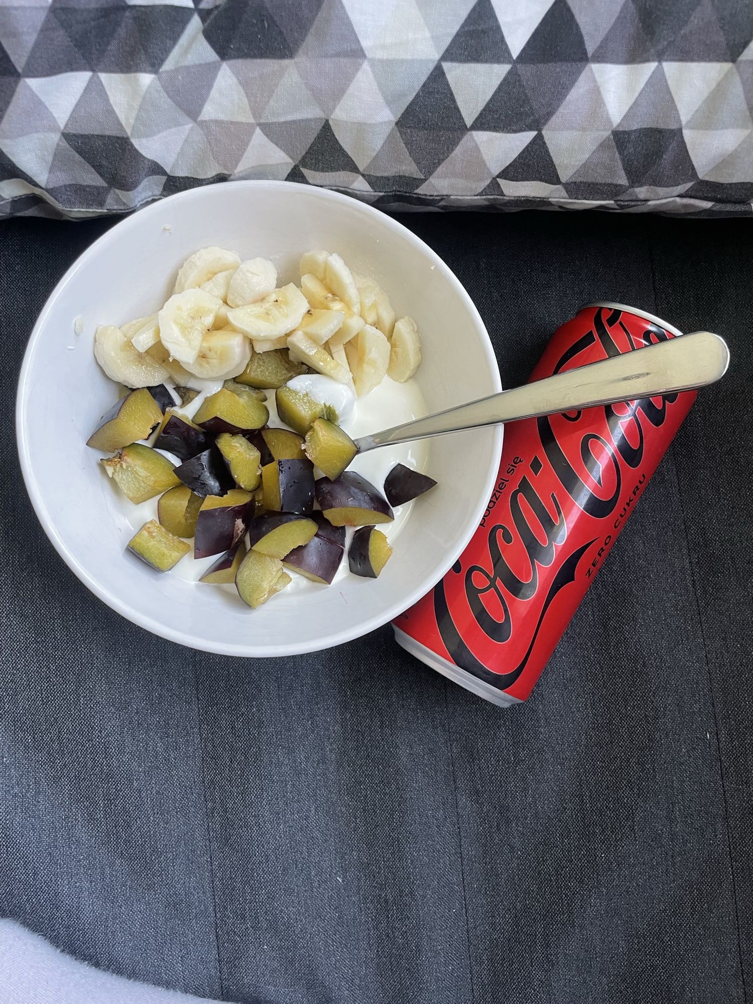 Jogurt z owocami i cola