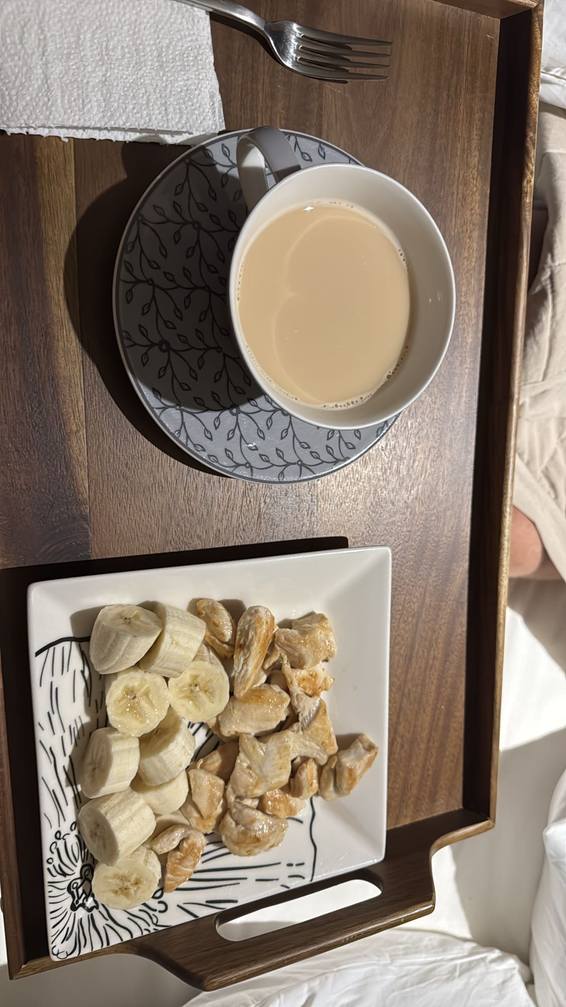 Desayuno pollo, plátano y té
