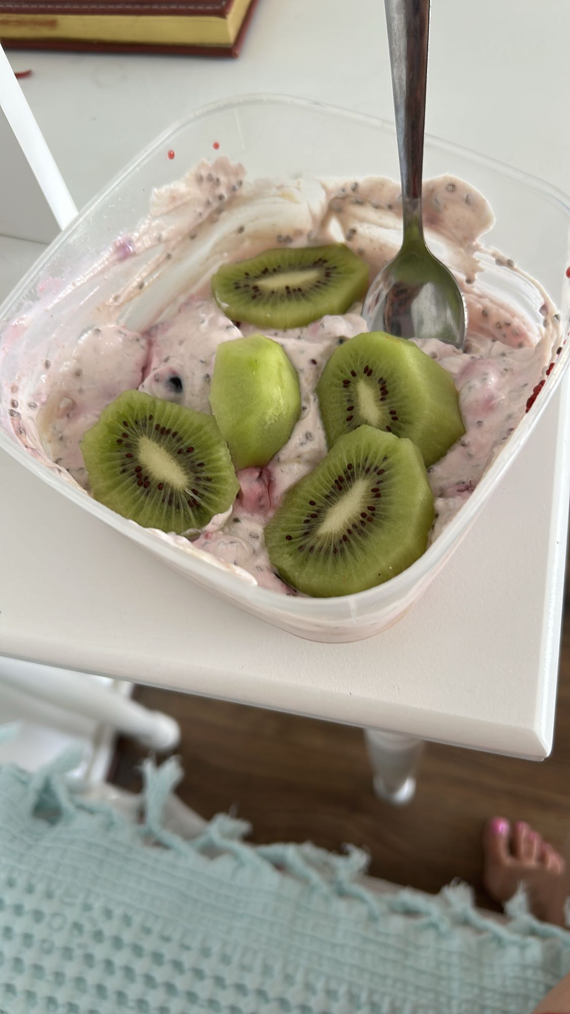 Iaurt proteic cu kiwi, fructe de pădure, semințe de chia și unt de arahide