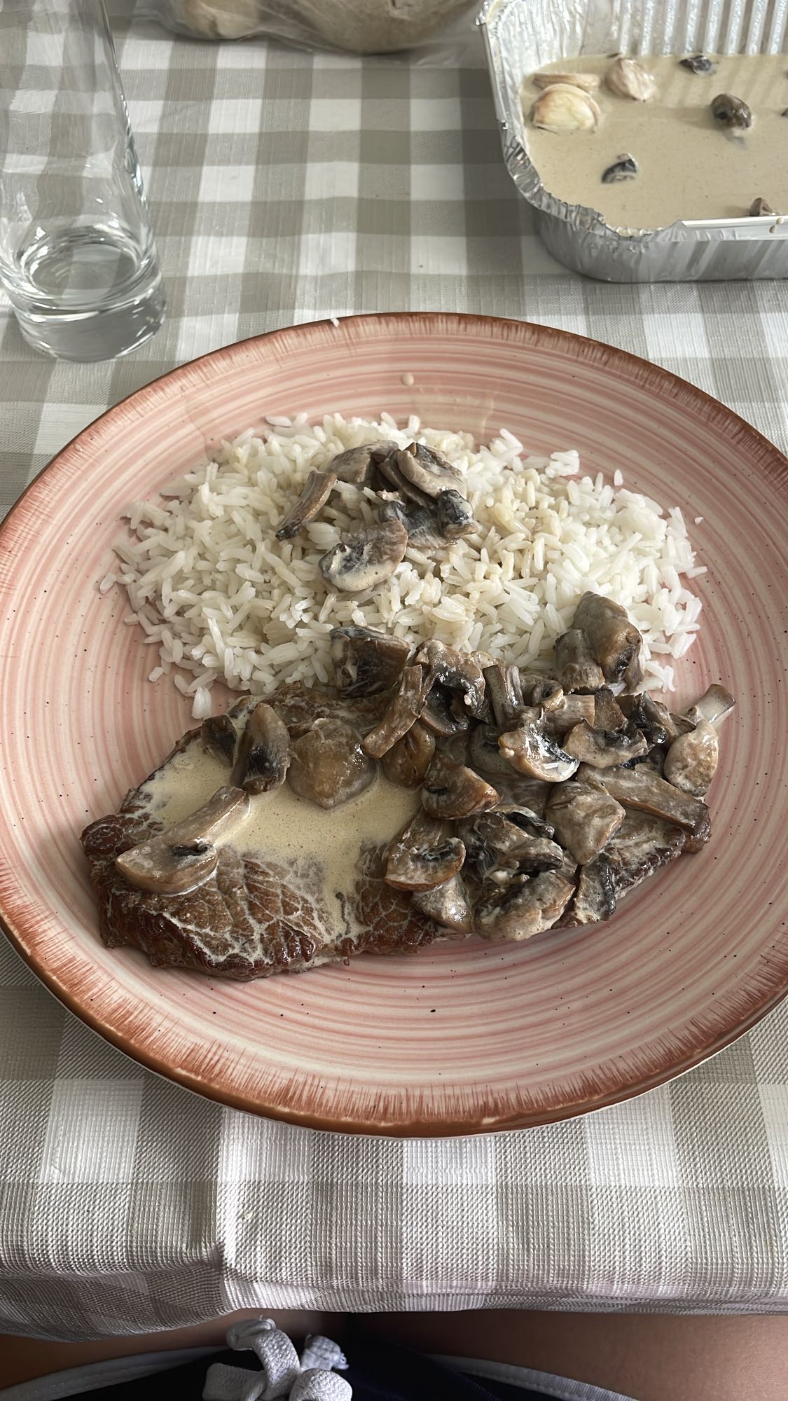 Bife com arroz e cogumelos