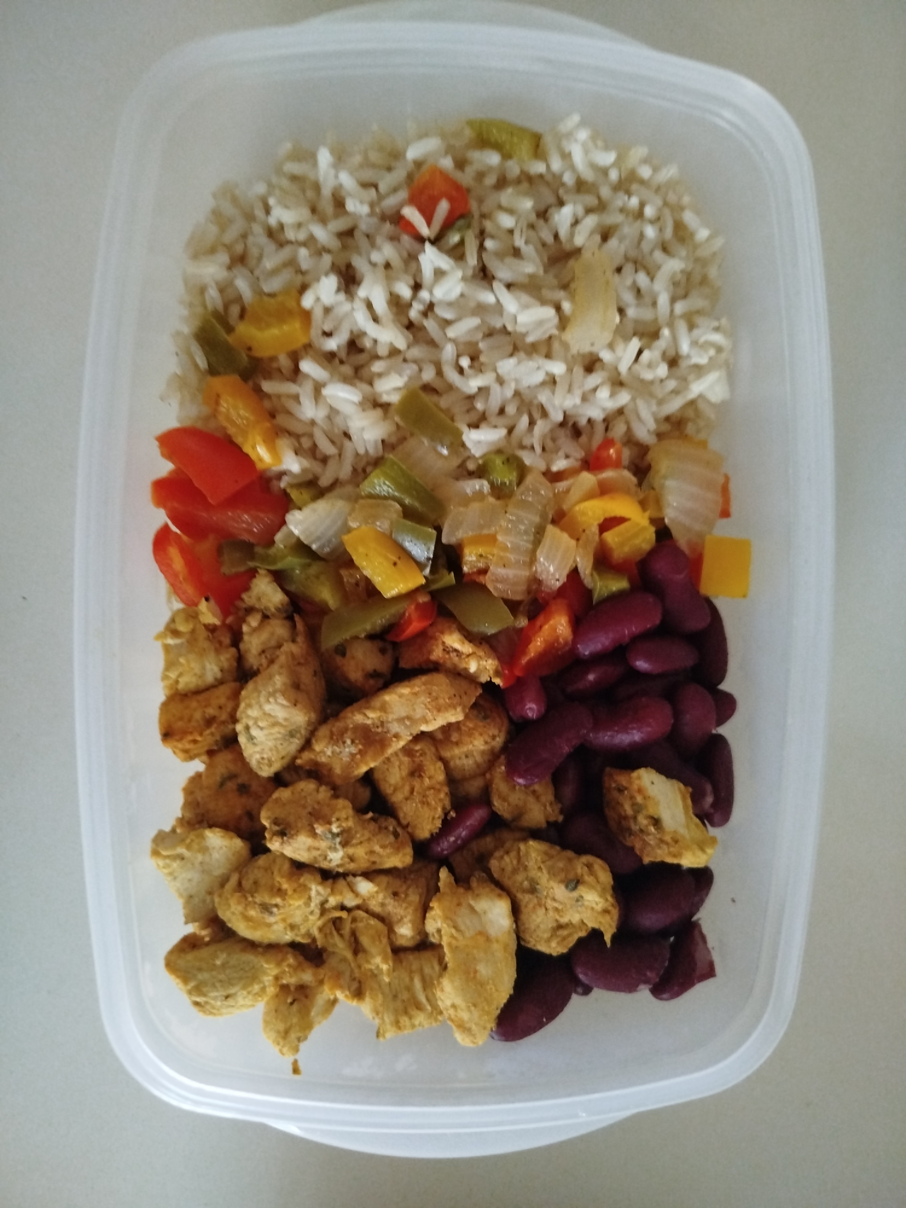 Pollo con arroz y frijoles