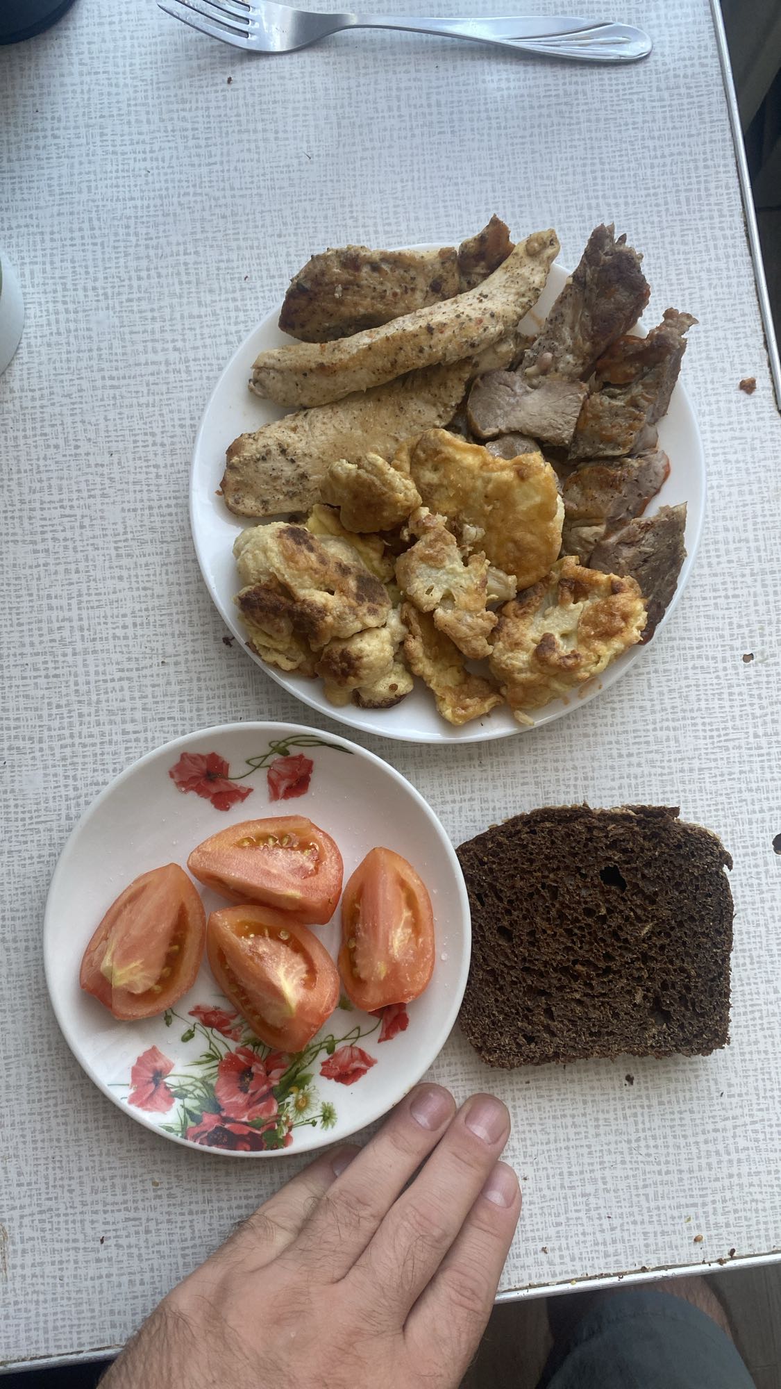 Курица, овощи и хлеб