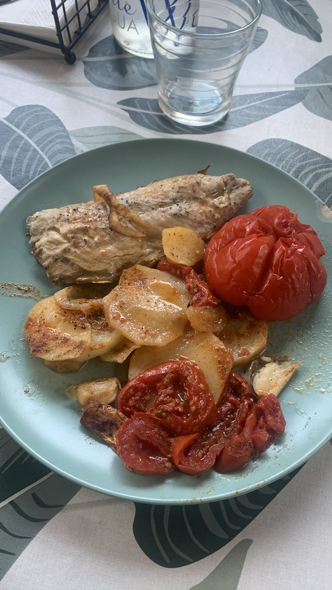 Pescado azul con papas y tomate