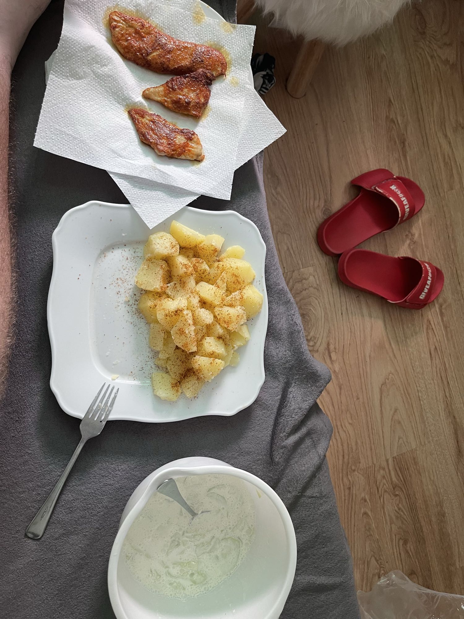 Kurczak z ziemniakami i sosem