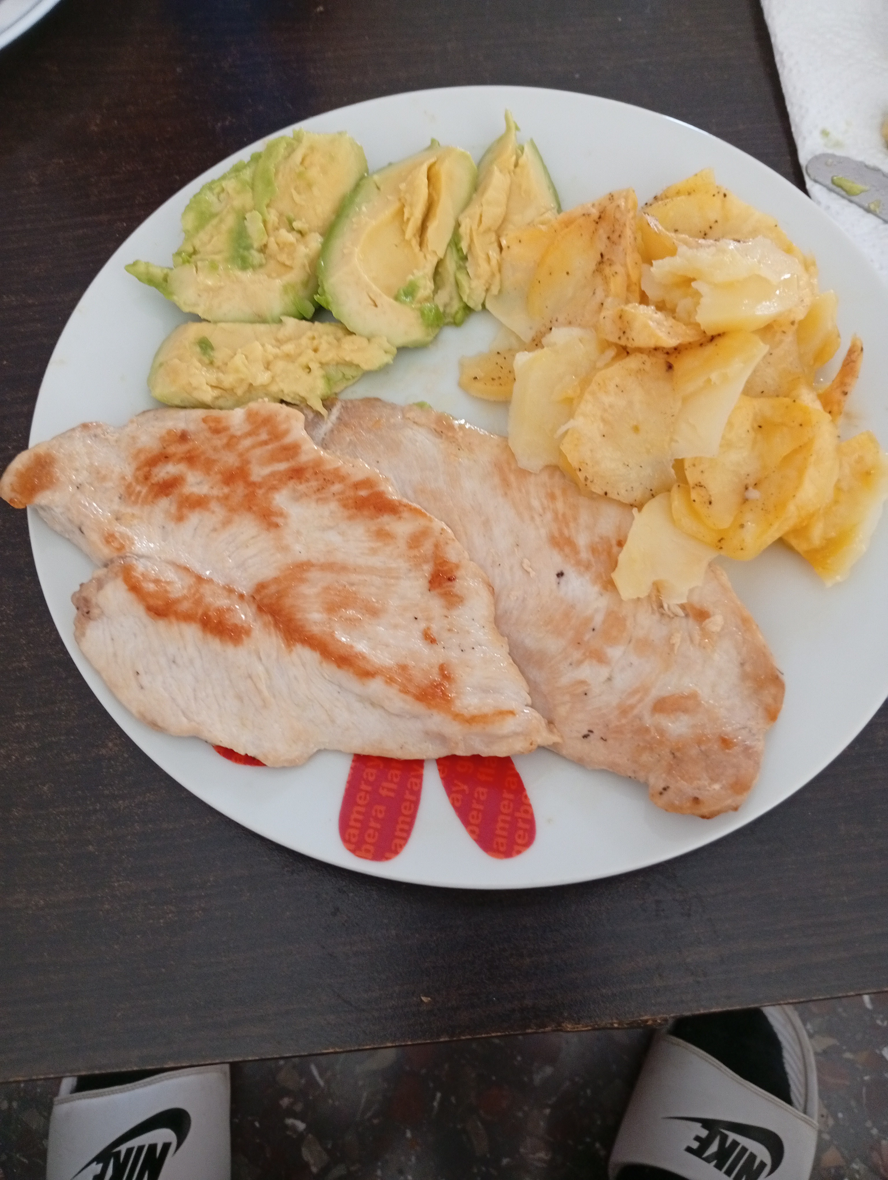 Pechuga, patatas y aguacate