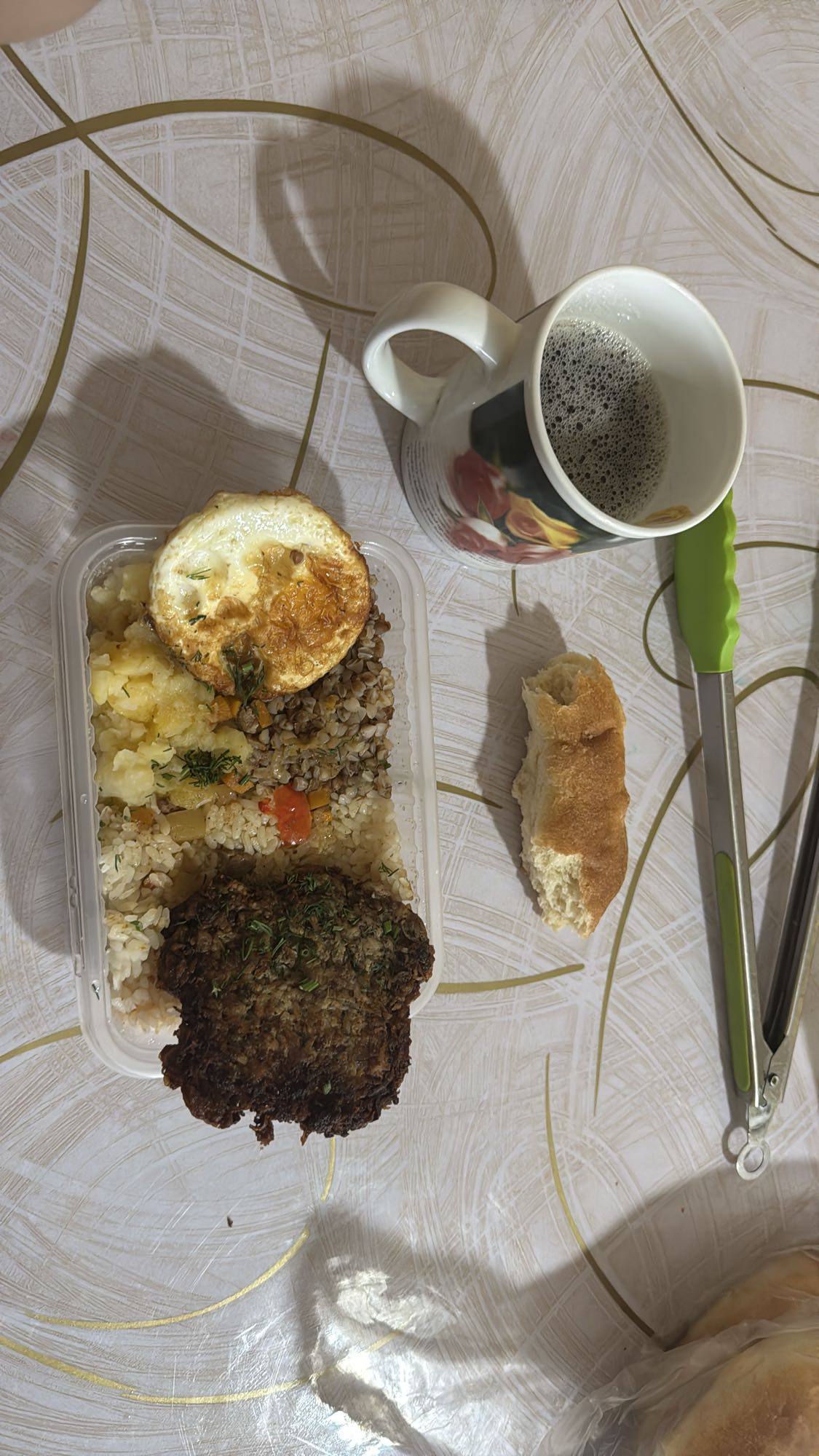 Домашний обед с котлетой