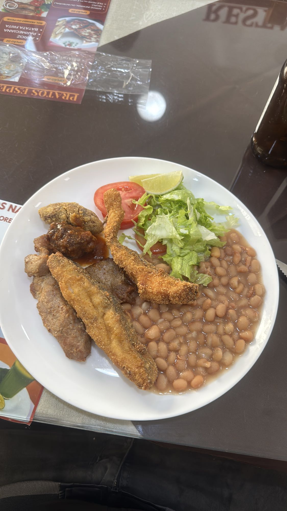 Peixe frito com feijão