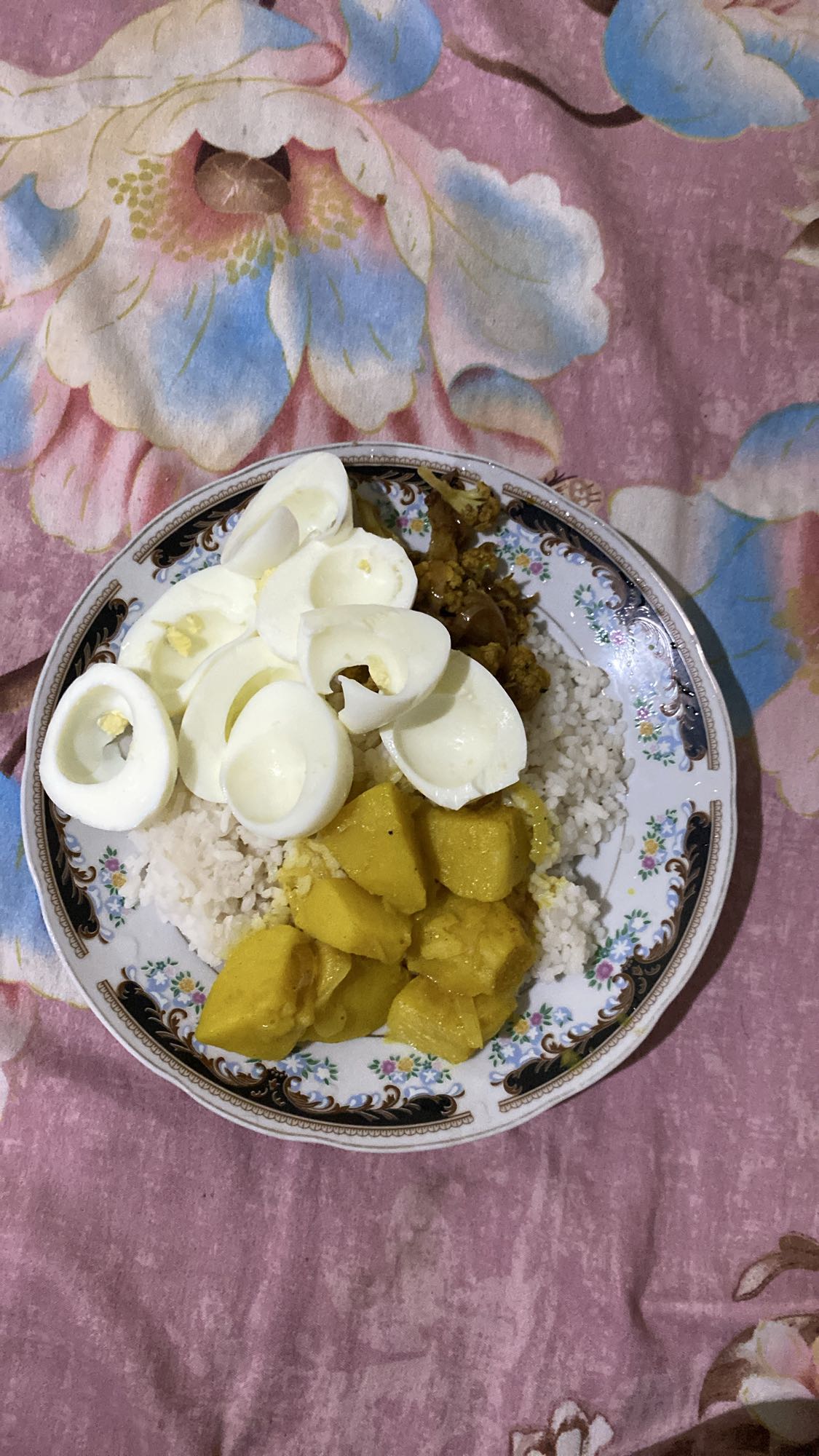 Eggs with rice and curry