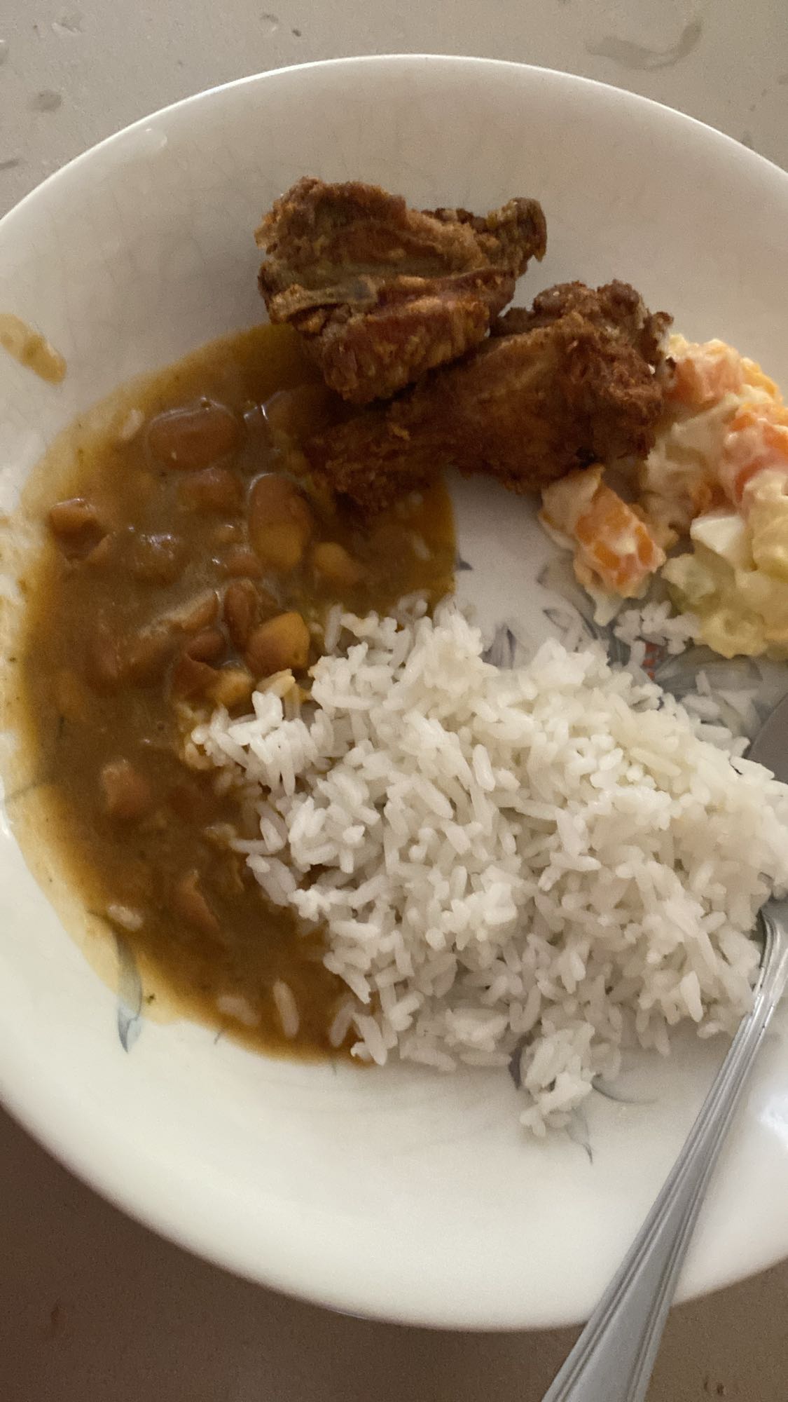 Pollo frito, arroz y frijoles