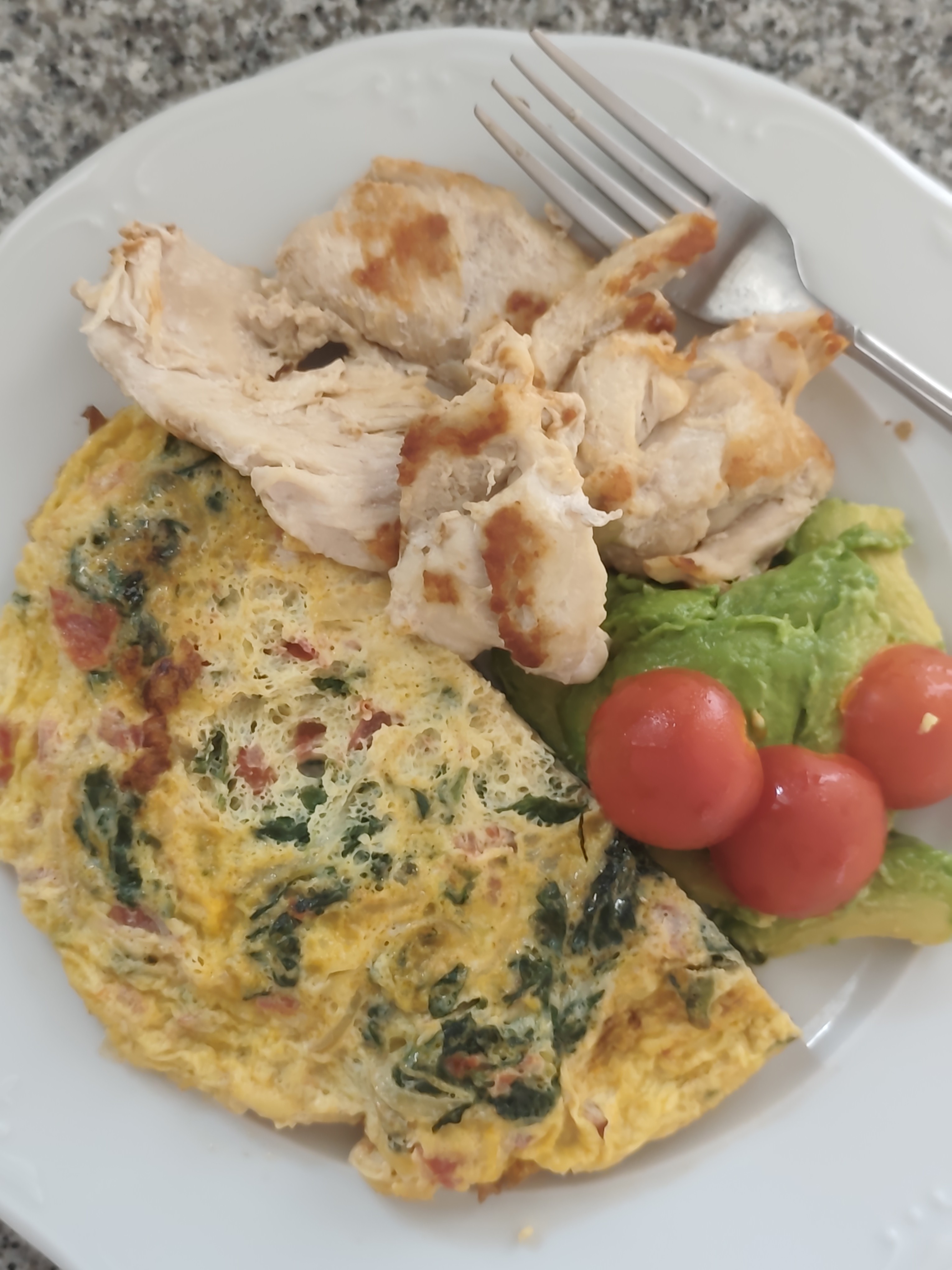 Omelette con pollo y ensalada