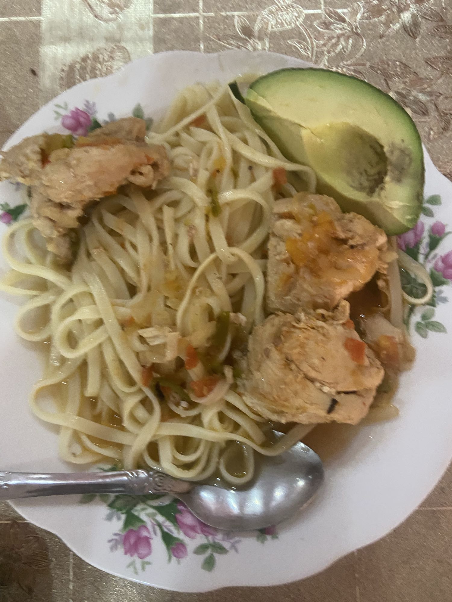 Pollo con pasta y aguacate