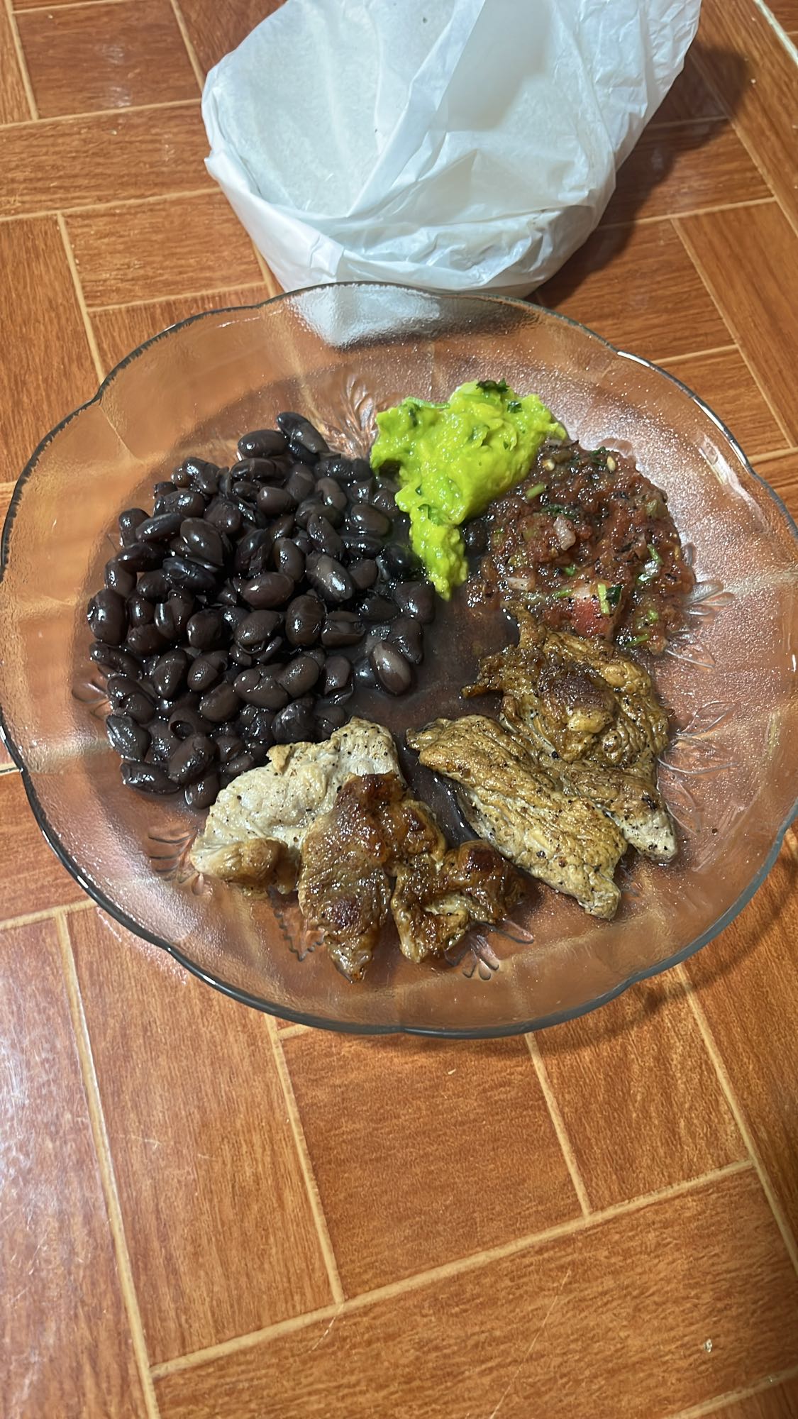 Plato de carne, frijoles y guacamole