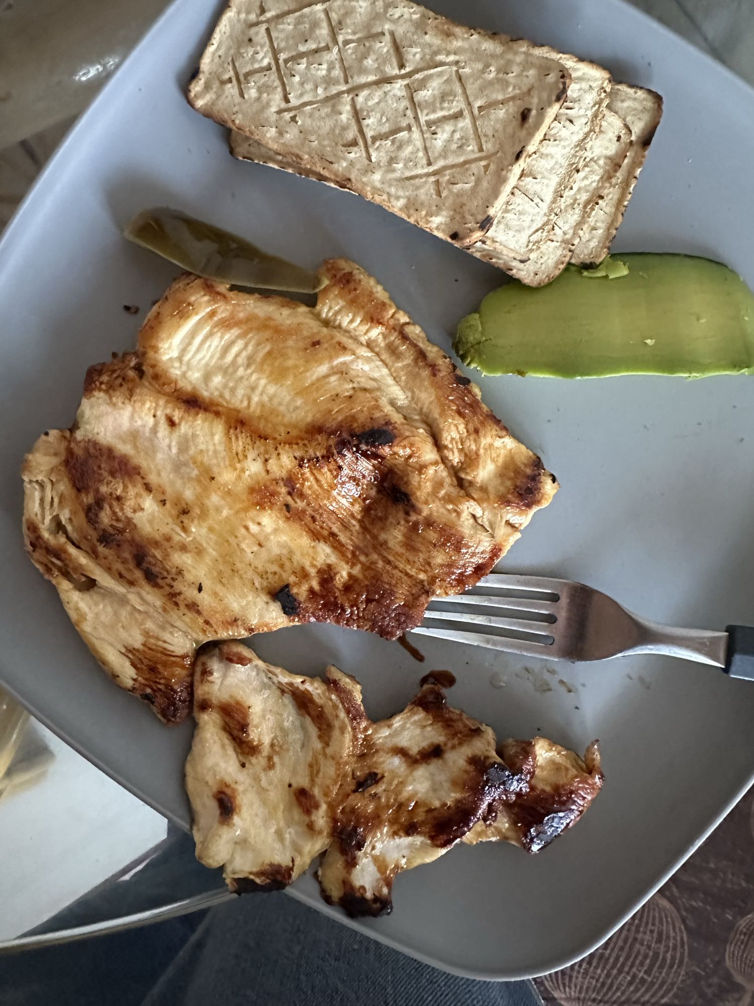 Pollo con pan y aguacate
