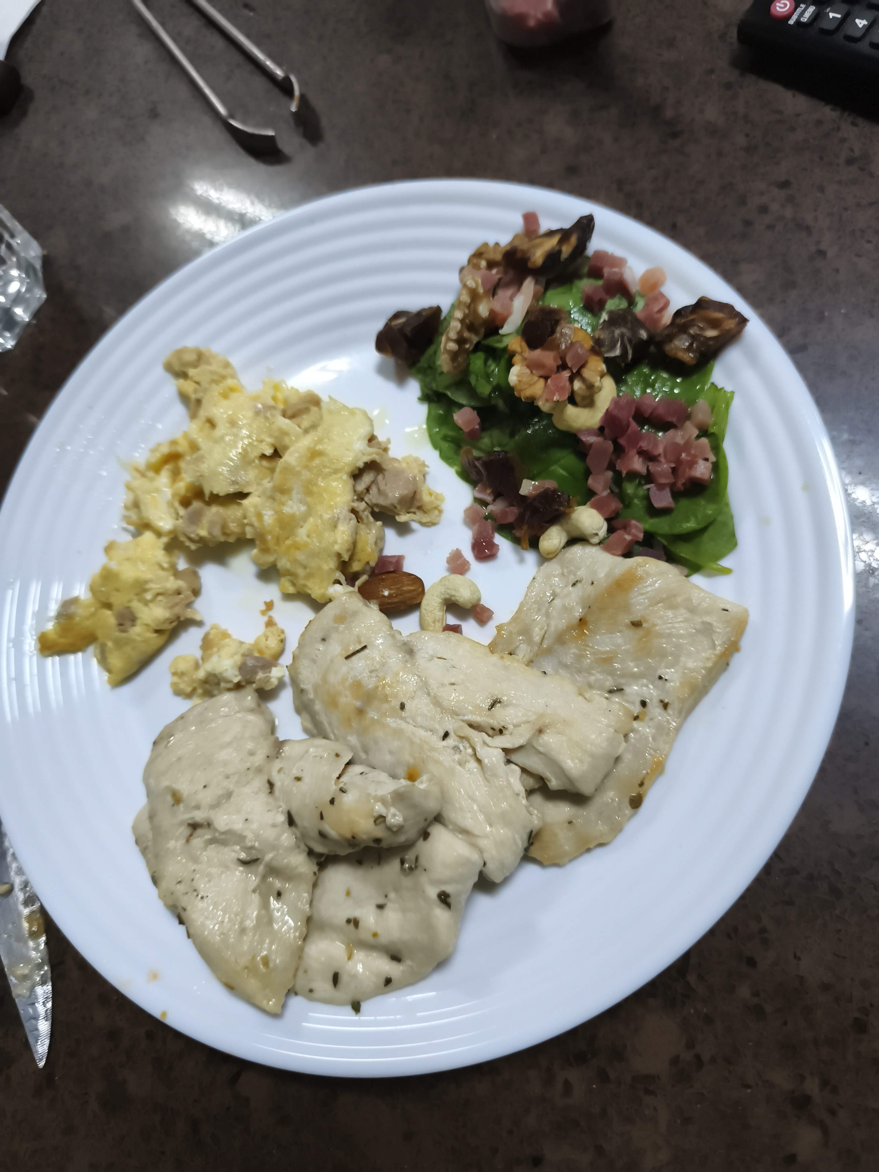 Pollo con ensalada y huevo