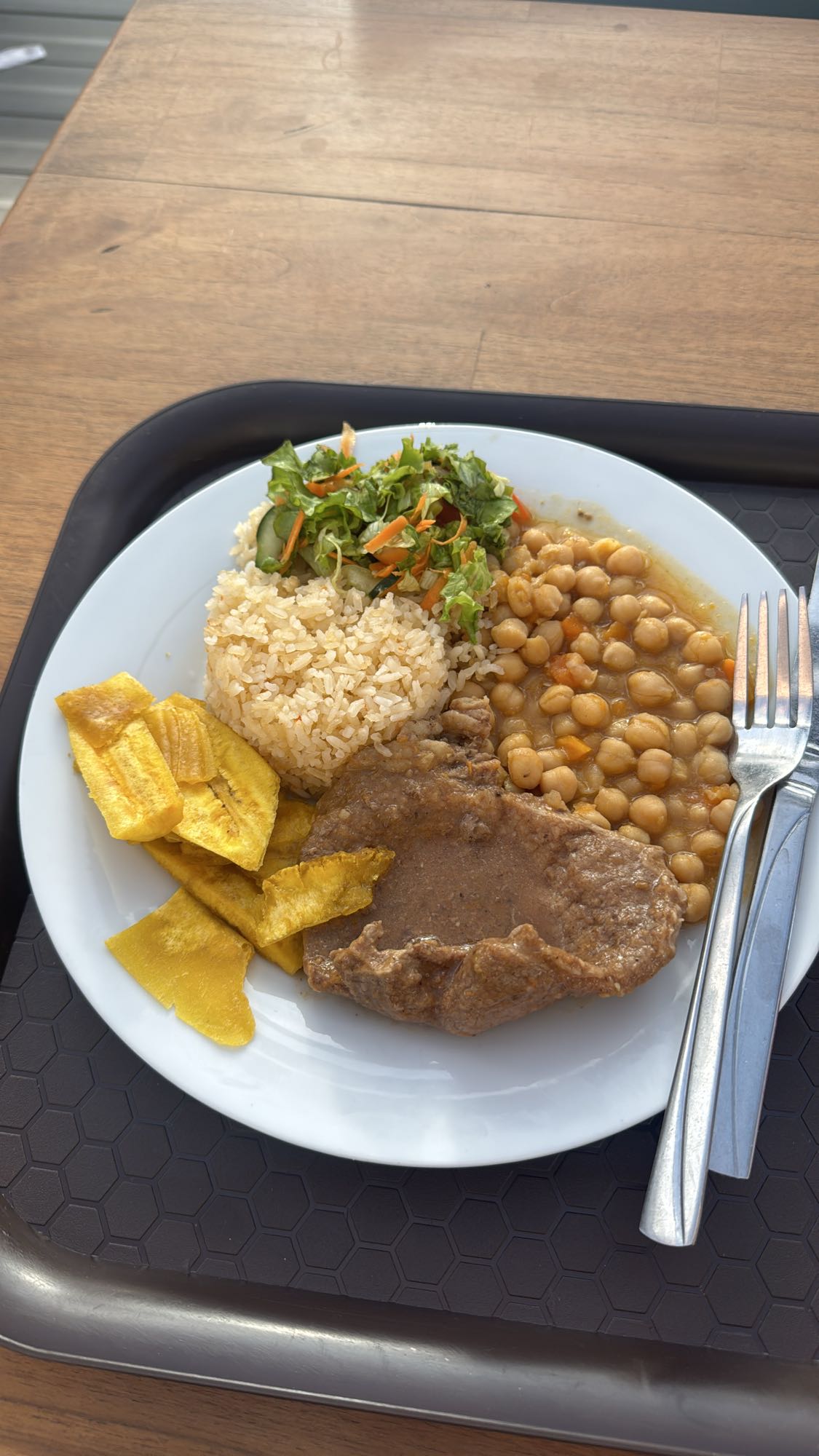 almuerzo con carne y arroz