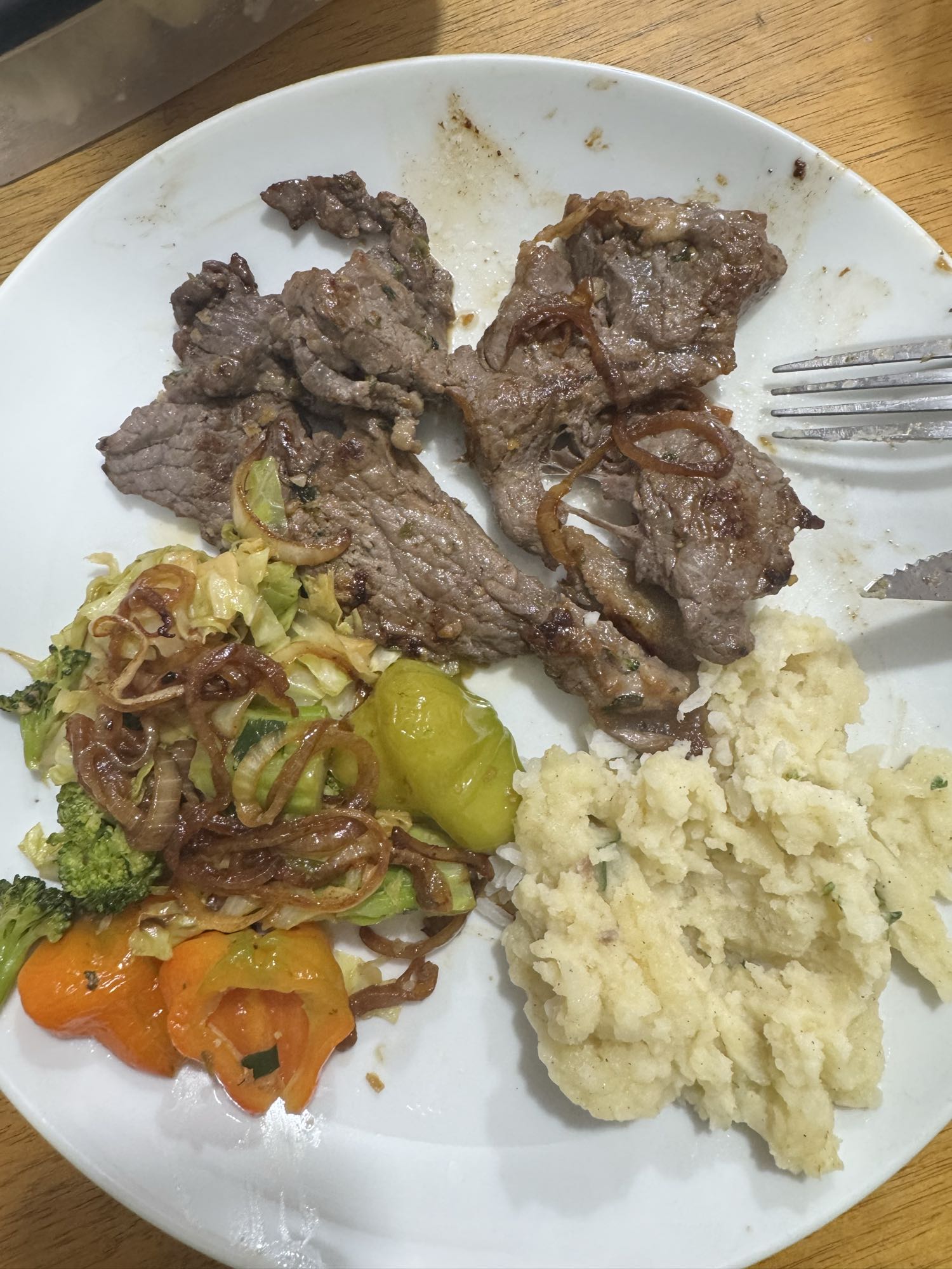 Carne com legumes e purê