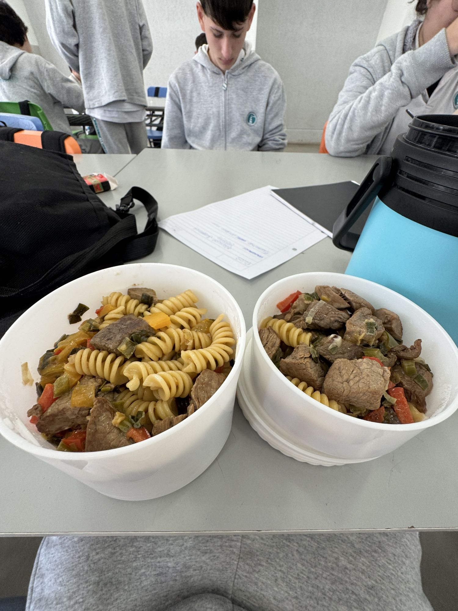 Pasta con carne y verduras