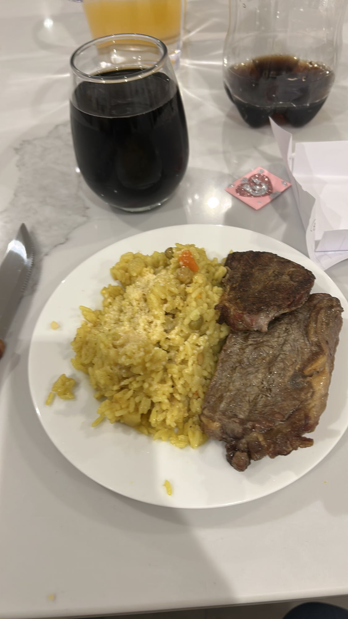 Arroz con carne y refresco
