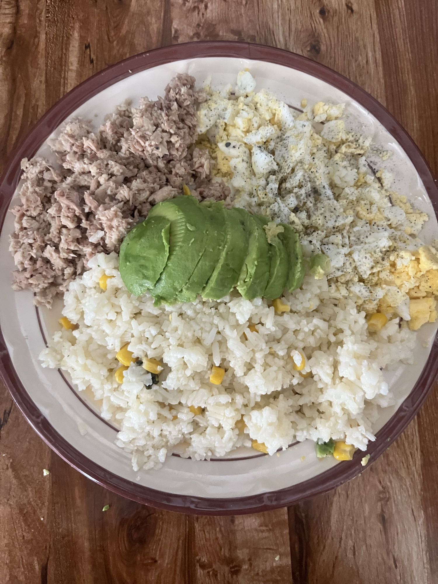 Arroz con atún y aguacate