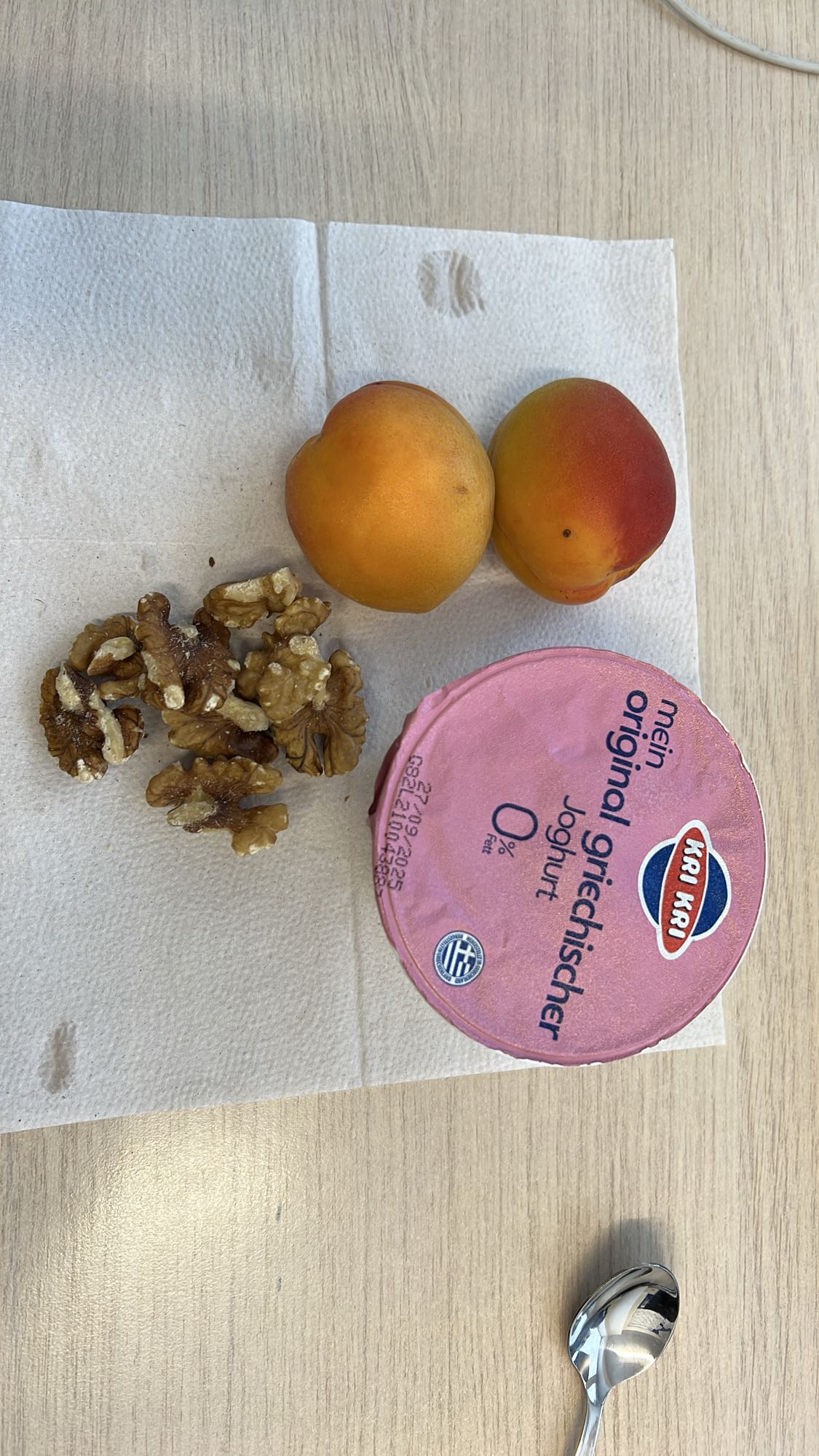 Jogurt z morelami i orzechami