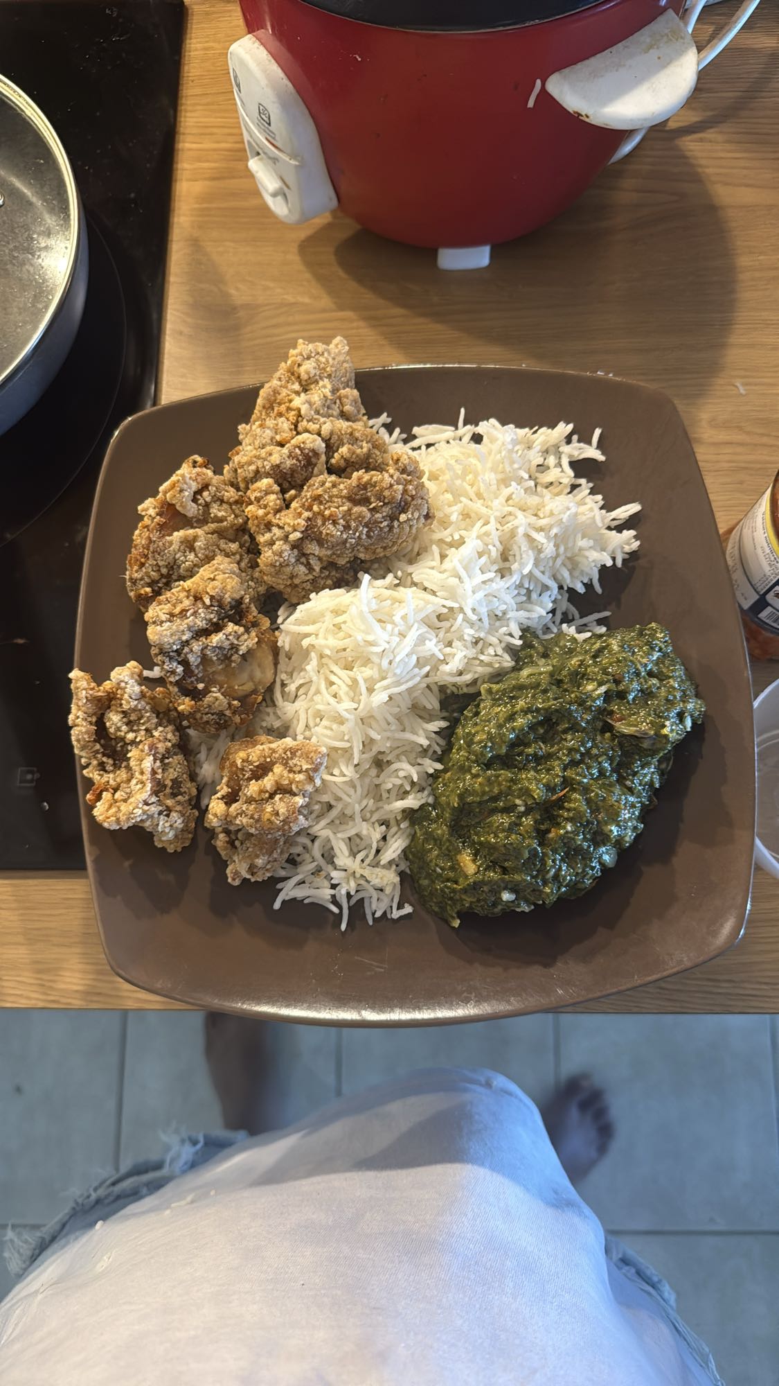 Poulet frit, riz et épinards