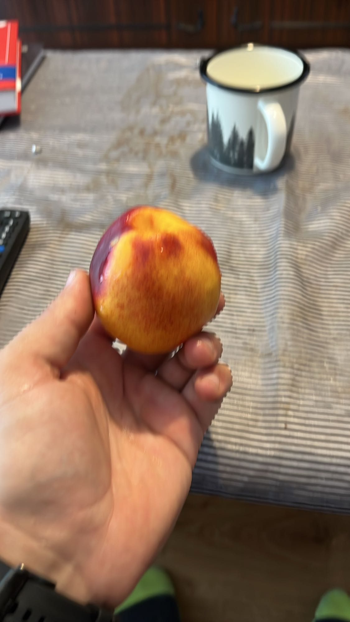 Нектарина и чай