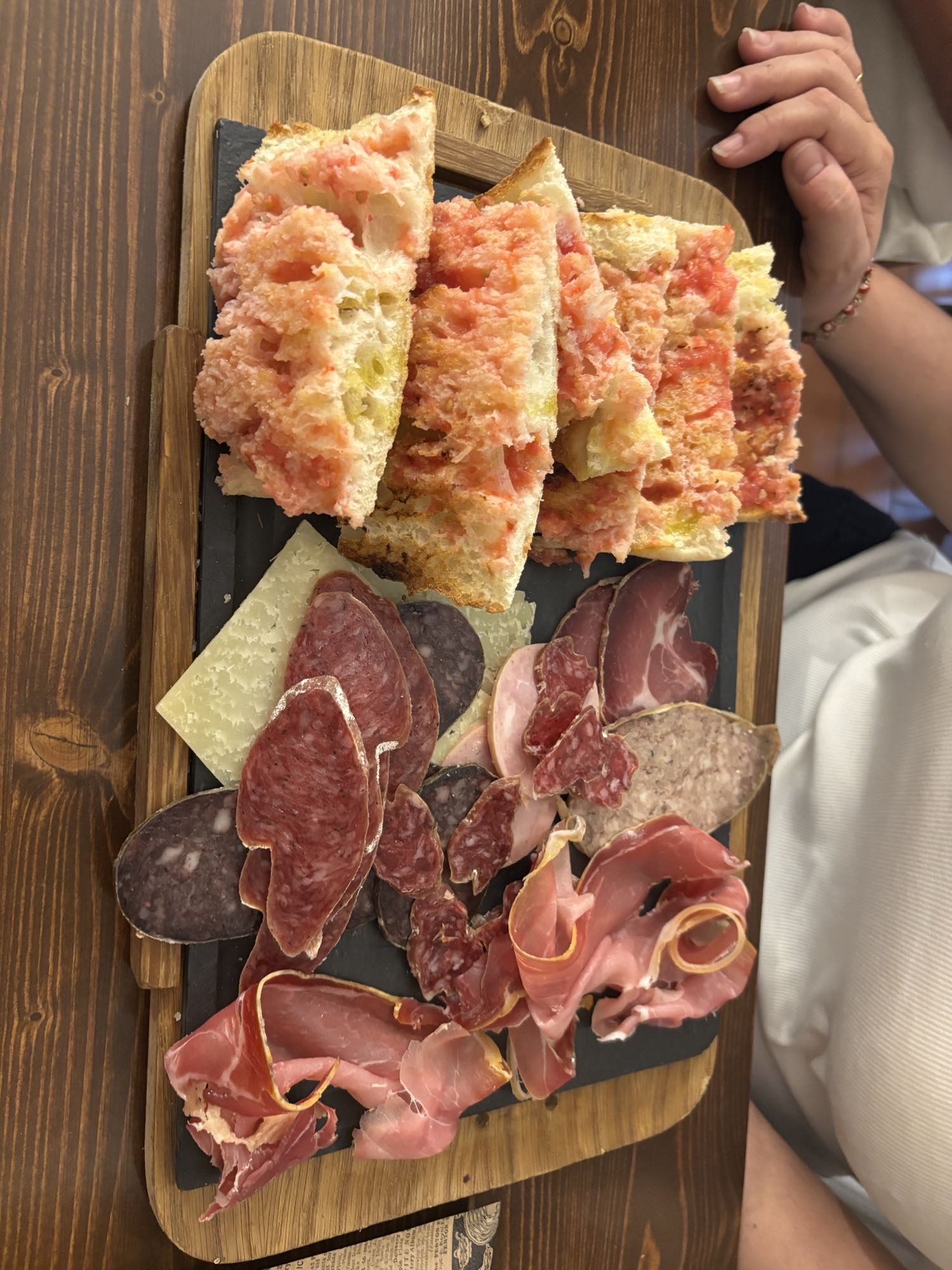 Tabla de embutidos y pan con tomate
