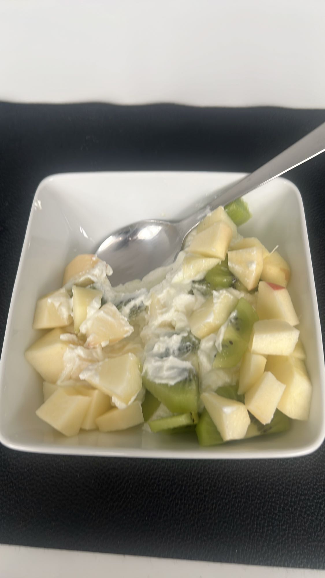 Yoghurt met appel en kiwi