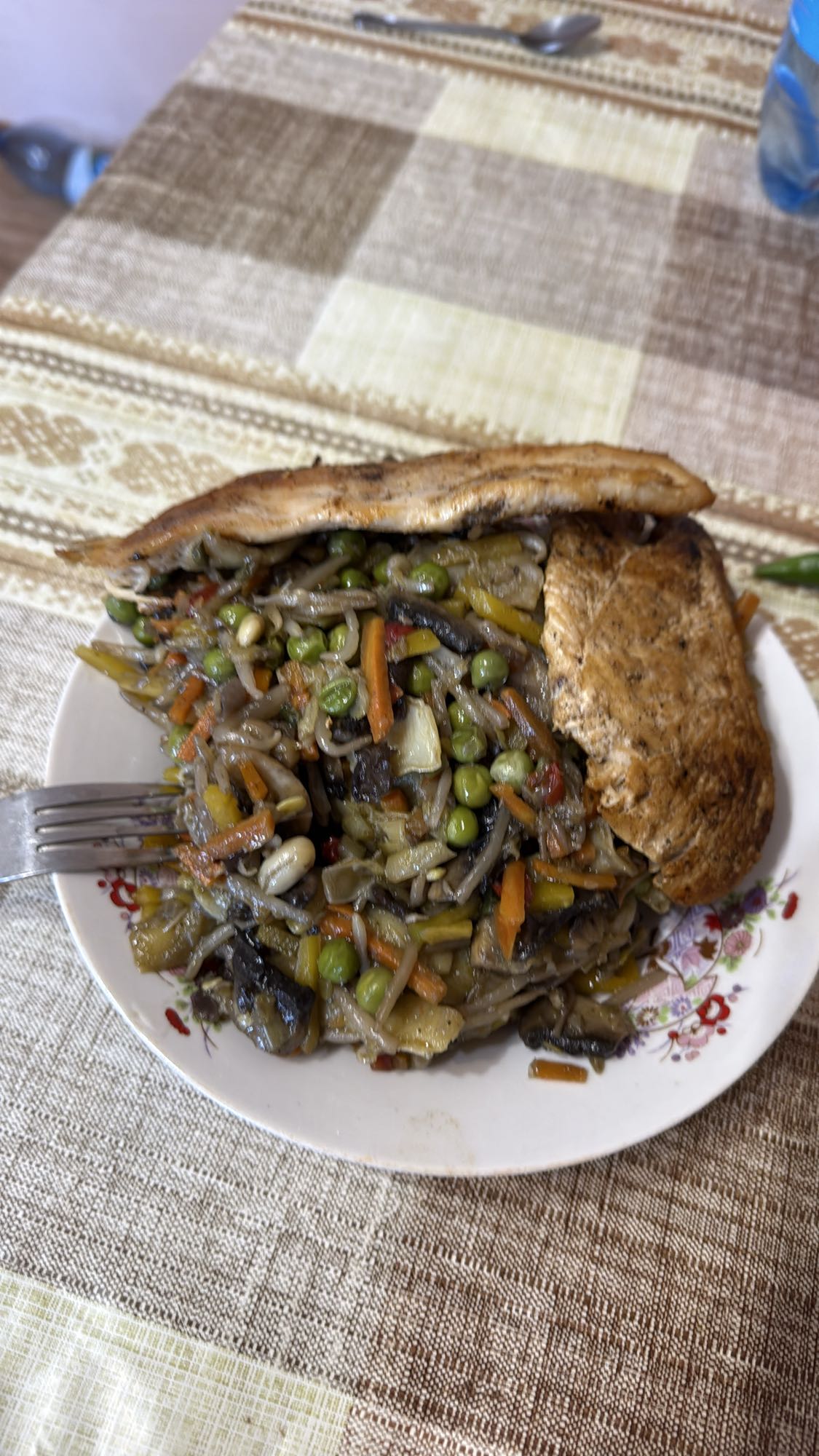 Piept de pui cu legume